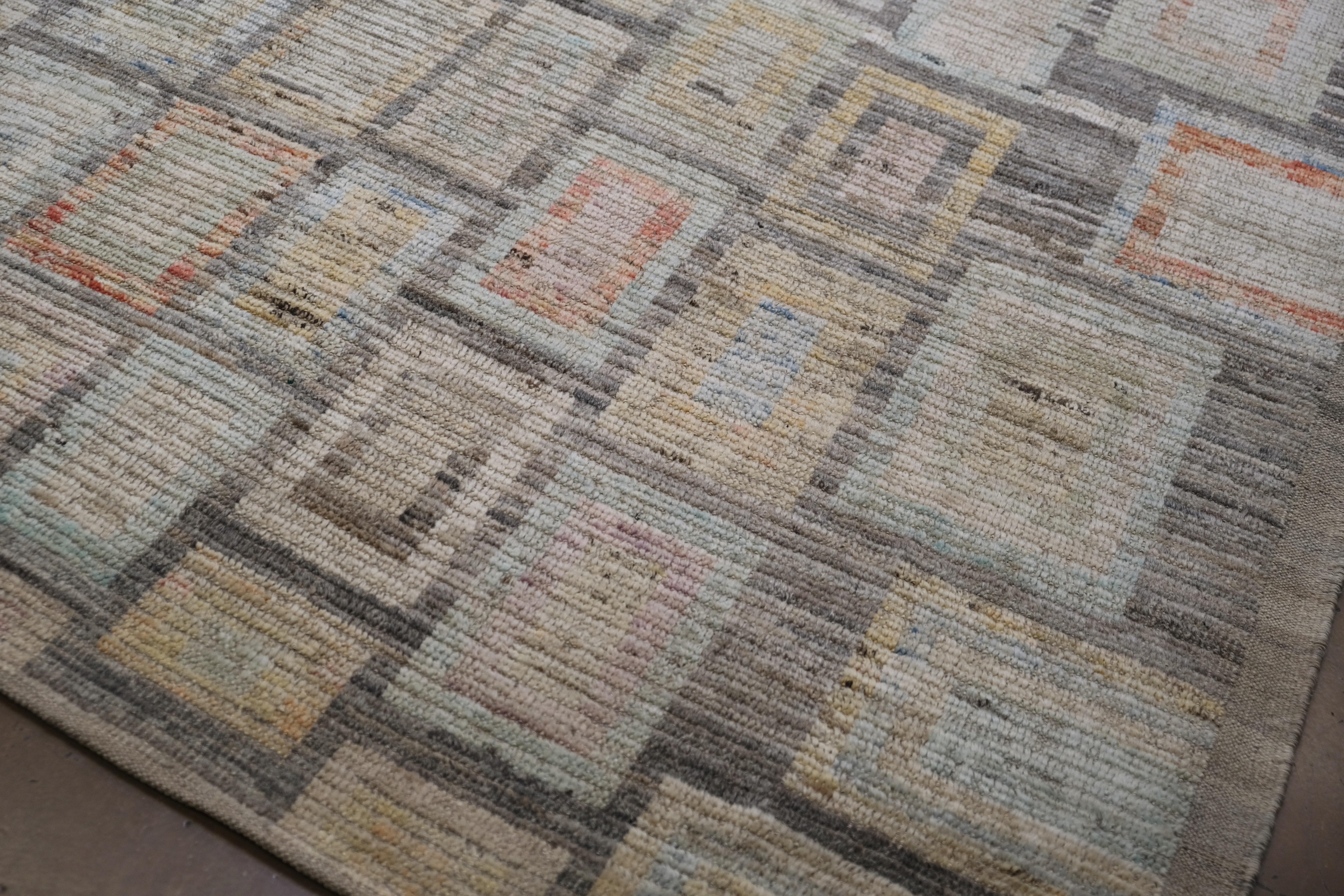 Dieser exquisite handgeknüpfte Wollteppich von zeichnet sich durch ein zeitgenössisches geometrisches Design aus, das zeitlose Handwerkskunst mit moderner Ästhetik verbindet. Mit den Maßen 13'8