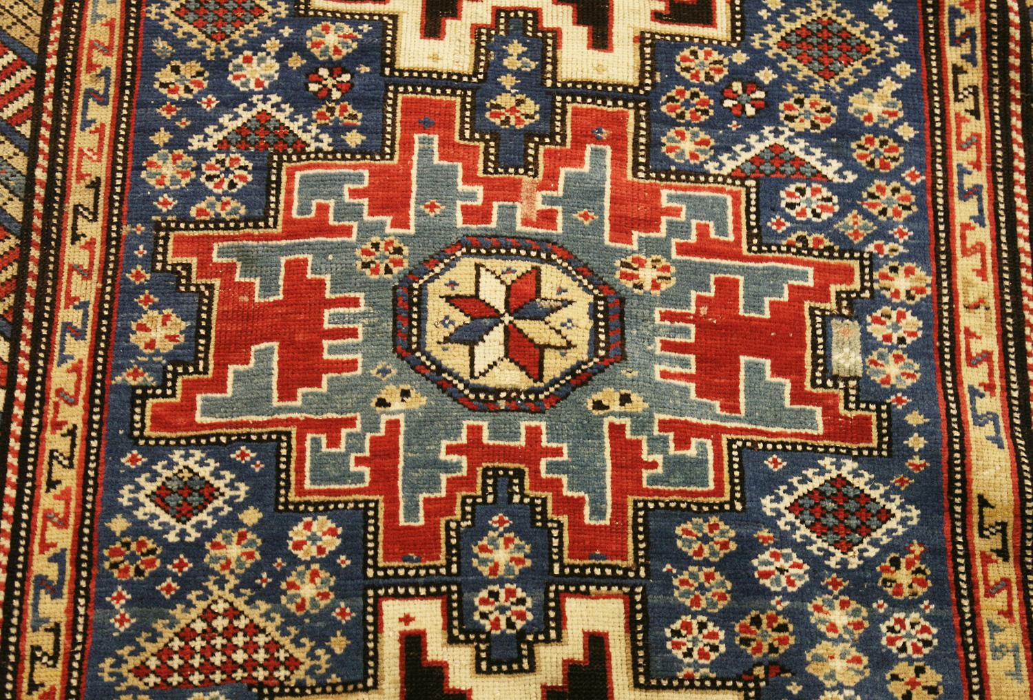 Il s'agit d'une personne de race blanche  Tapis Lezghi tissé dans les montagnes du Caucase vers 1880. Le motif du champ est constitué de motifs étoilés répétés de Lezghi. La bordure principale est conçue avec des motifs de feuilles de faucille