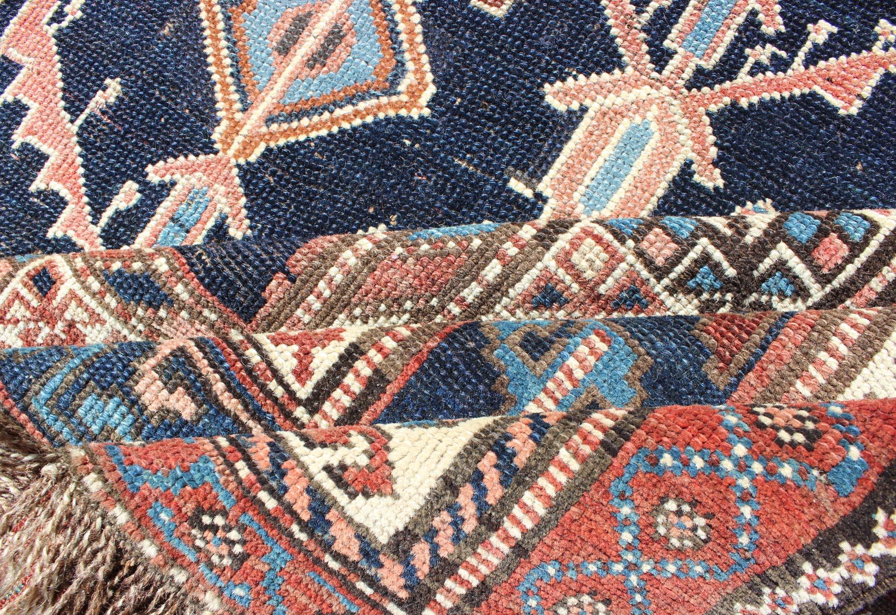 Antiker persischer Afshar-Teppich mit geometrischem Design und mehrlagiger Bordüre (Handgeknüpft) im Angebot