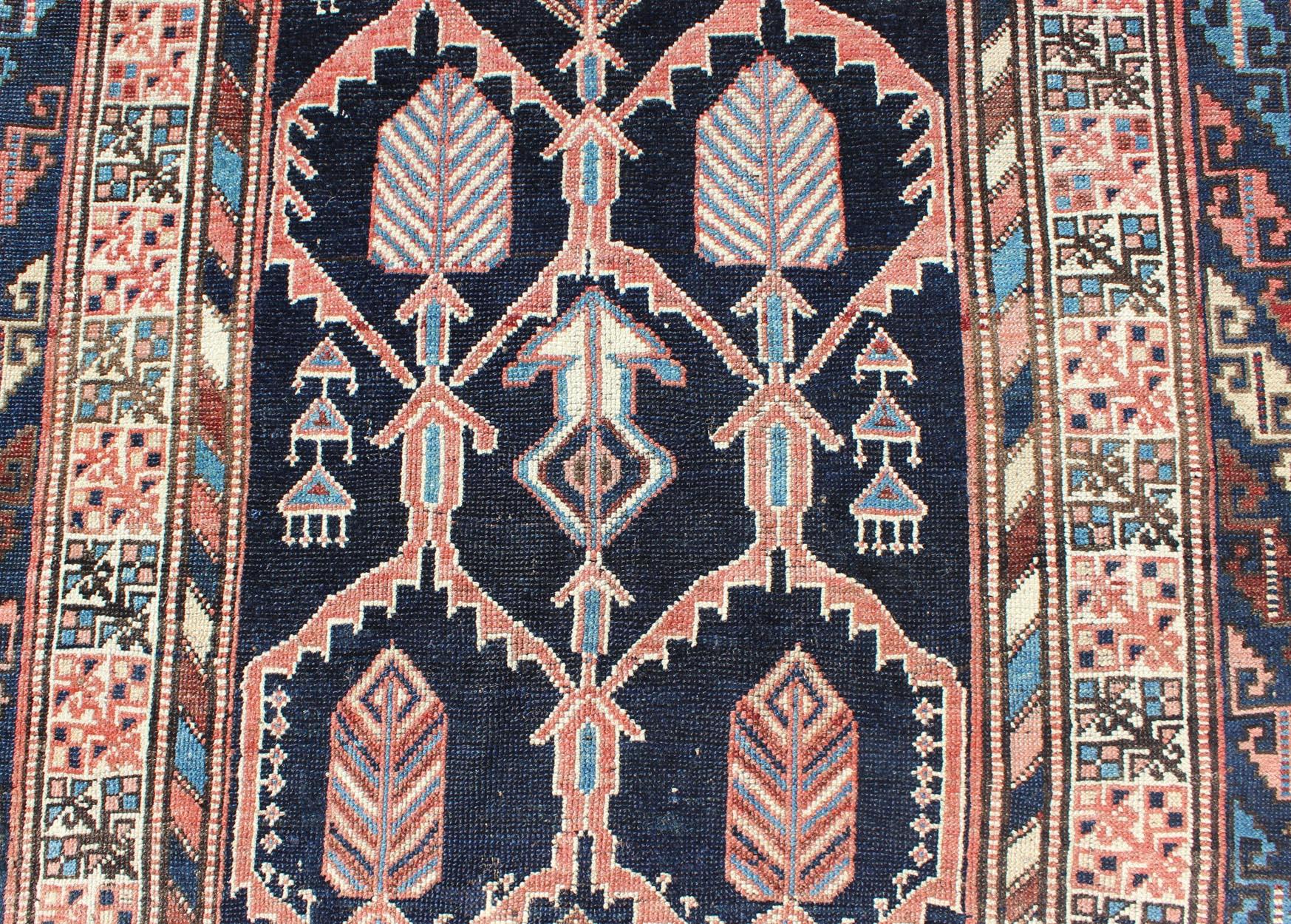 Antiker persischer Afshar-Teppich mit geometrischem Design und mehrlagiger Bordüre (Frühes 20. Jahrhundert) im Angebot