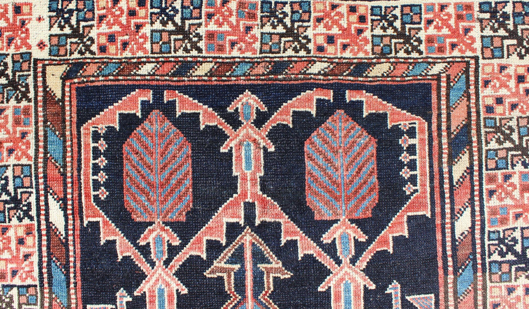 Antiker persischer Afshar-Teppich mit geometrischem Design und mehrlagiger Bordüre (Wolle) im Angebot