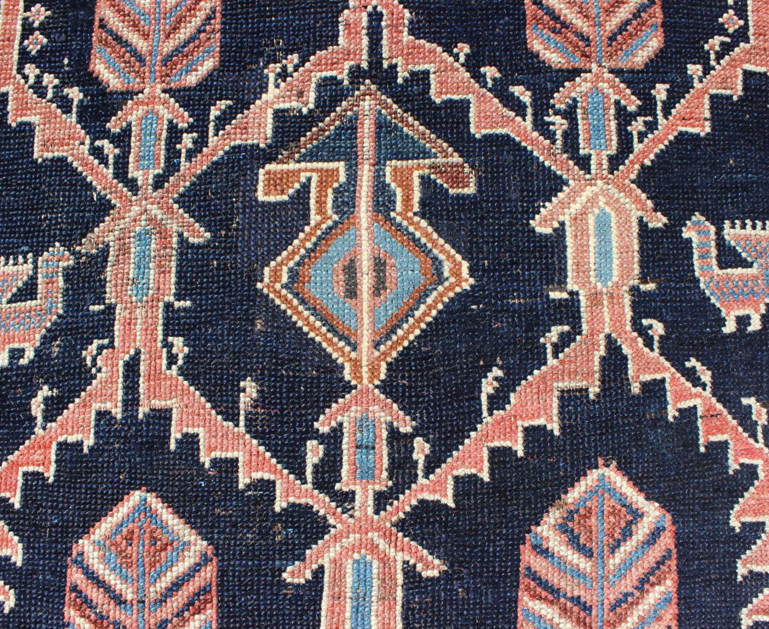 Antiker persischer Afshar-Teppich mit geometrischem Design und mehrlagiger Bordüre im Angebot 1