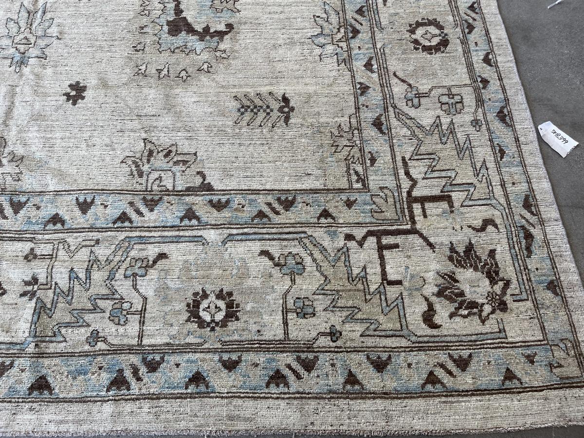 Geometric Design Area Rug In New Condition For Sale In Los Angeles, CA