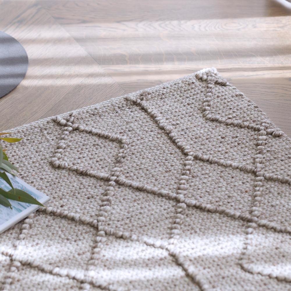L'intreccio di conversazione è un disegno geometrico in un'onesta tavolozza tonale che si sposa bene con qualsiasi combinazione di colori. Questo stile rilassato e resistente è realizzato in un robusto mix di lana e cotone. Questo intreccio bilancia