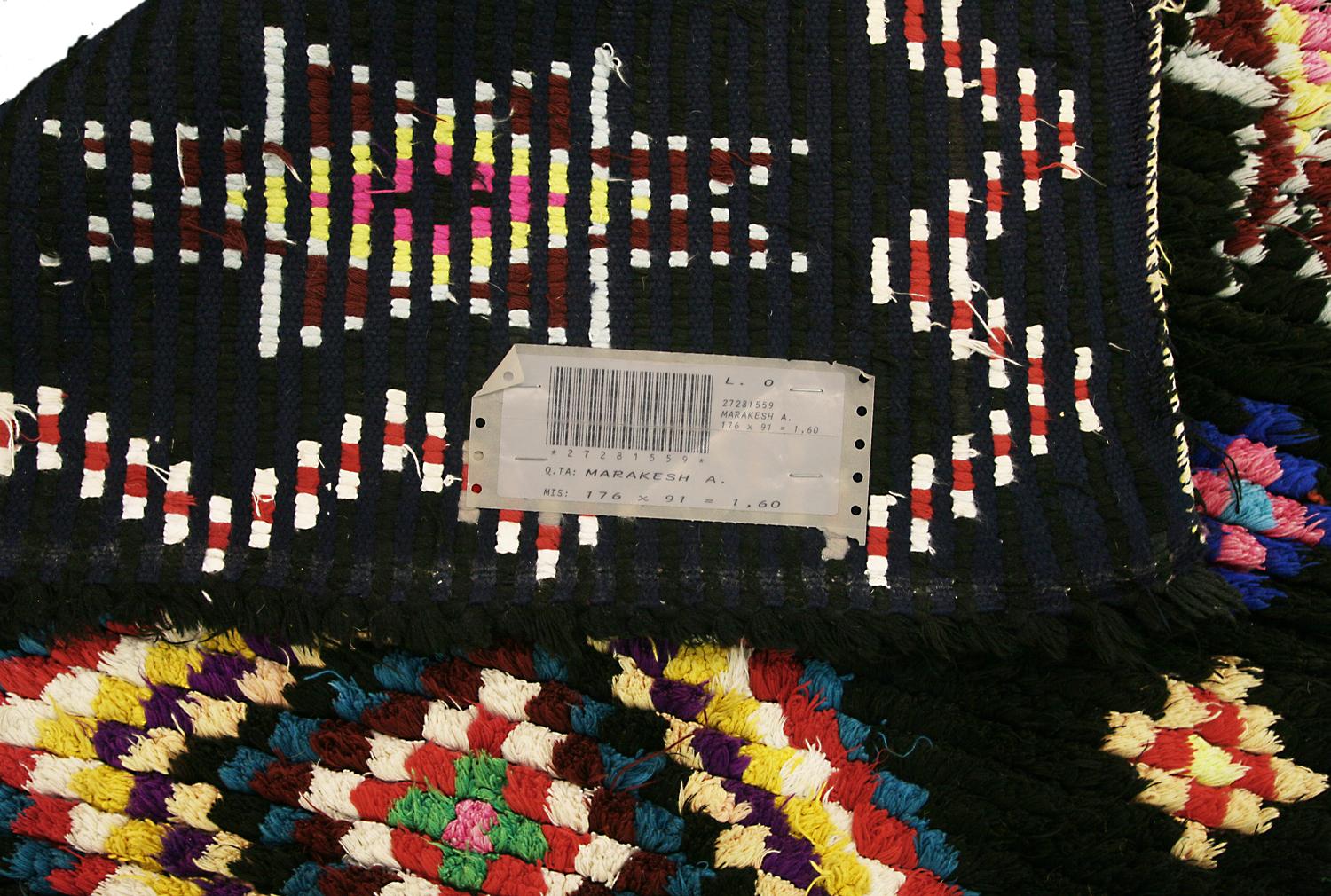 Marokkanischer Marrakesch-Teppich im geometrischen Design in Grau & Schwarz im Vintage-Stil, ca. 1950 im Zustand „Gut“ im Angebot in Ferrara, IT