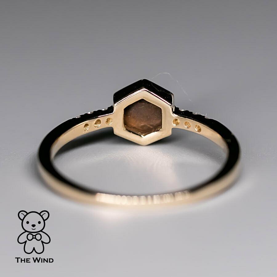 Taille brillant Bague hexagonale en or jaune 14 carats, opale doublet australienne et diamant en vente
