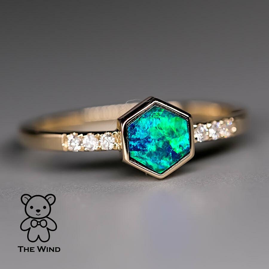 Artiste Bague hexagonale en or jaune 14 carats, opale doublet australienne et diamant en vente