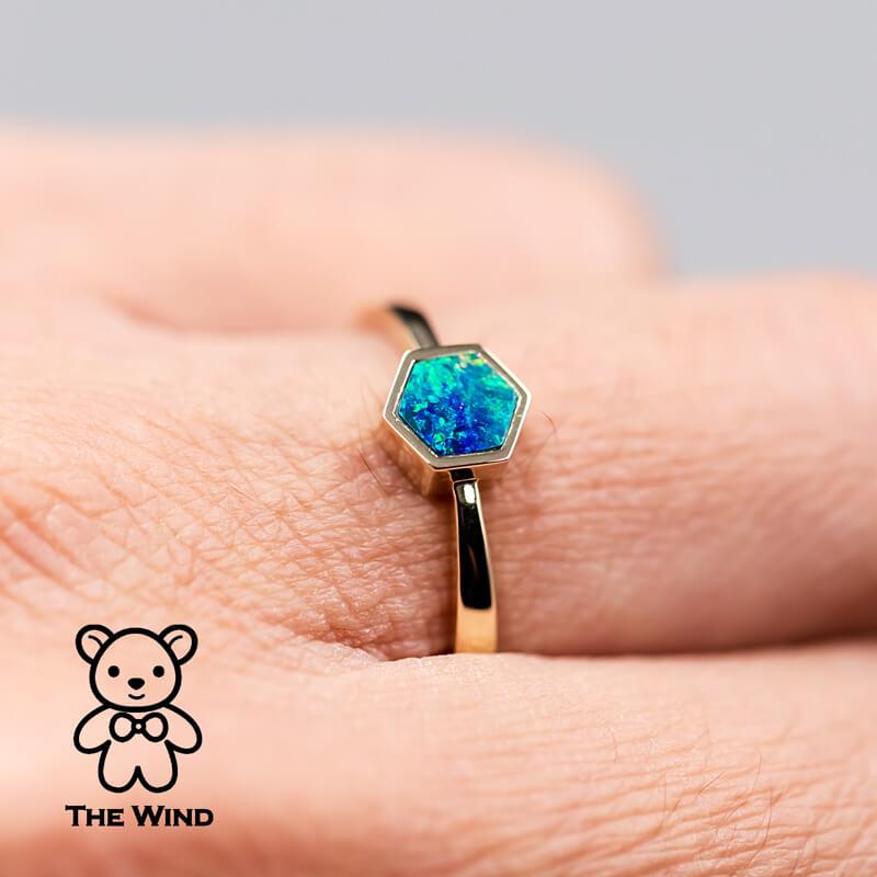 Taille brillant Bague doublet opale australienne en or jaune 14 carats au design géométrique de forme hexagonale en vente