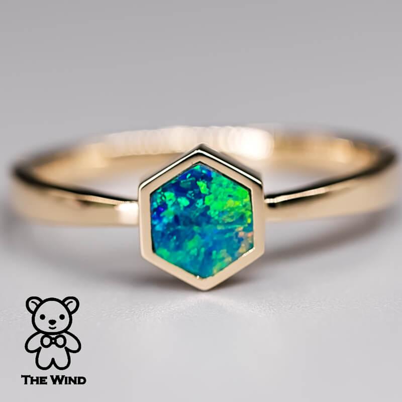 Artiste Bague doublet opale australienne en or jaune 14 carats au design géométrique de forme hexagonale en vente