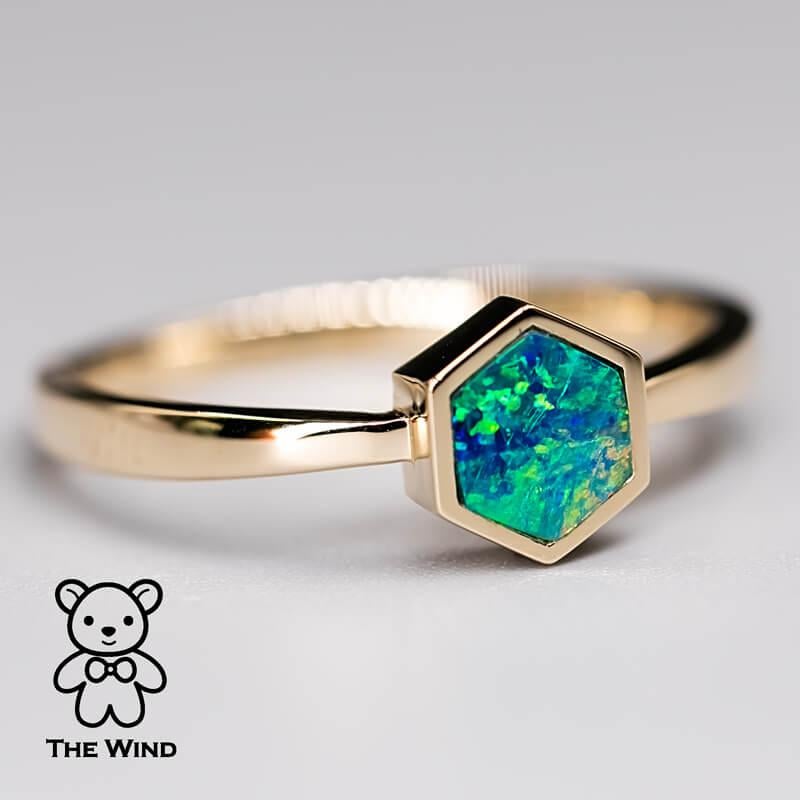 Bague en or jaune 14 carats avec doublet d'opales australiennes en forme d'hexagone au design géométrique minimaliste.

Expédition nationale gratuite par USPS First Class ! Sac ou boîte cadeau gratuit avec chaque commande !

L'opale, la reine des
