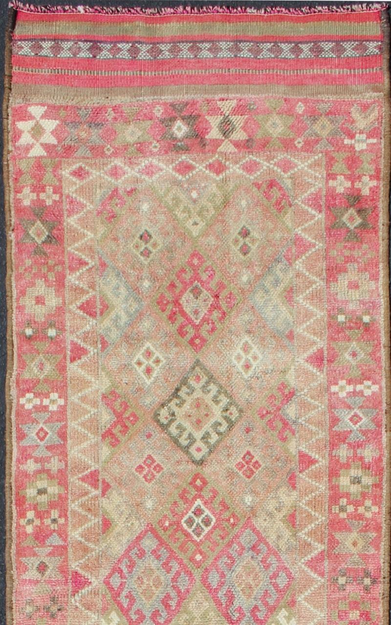 Geometrischer Vintage-Läufer aus der Türkei in Rosa, Rot und Grün in kurdischem Design (Türkisch) im Angebot