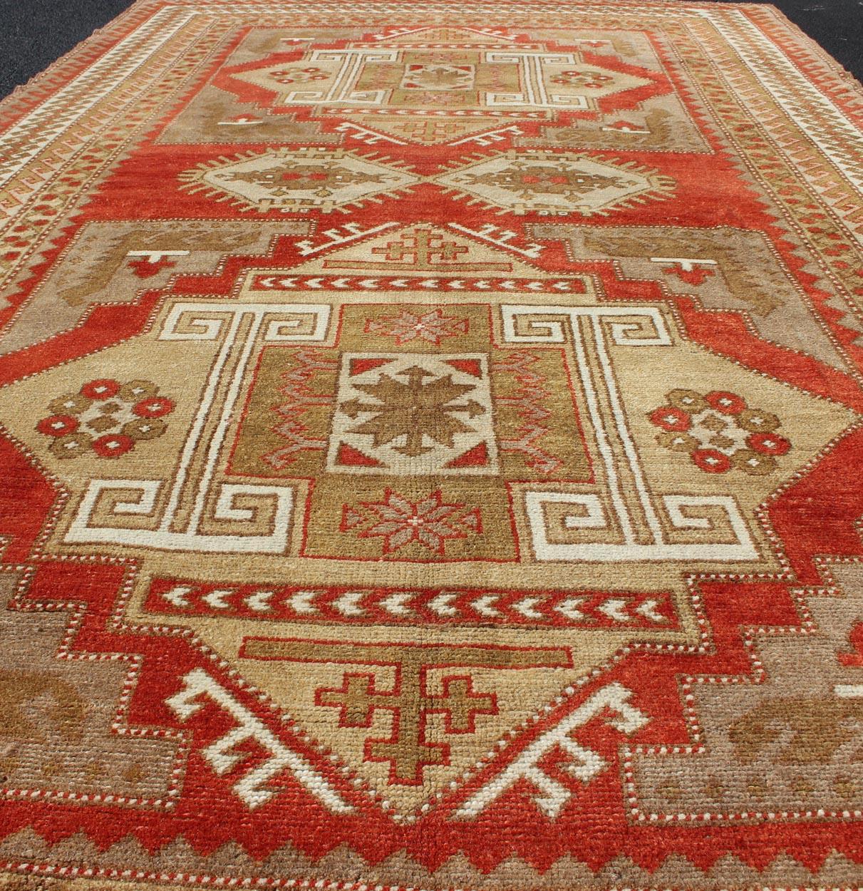 Geometric Design Vintage Turkish Oushak Rug in Beautiful Soft Red and Green For Sale 5