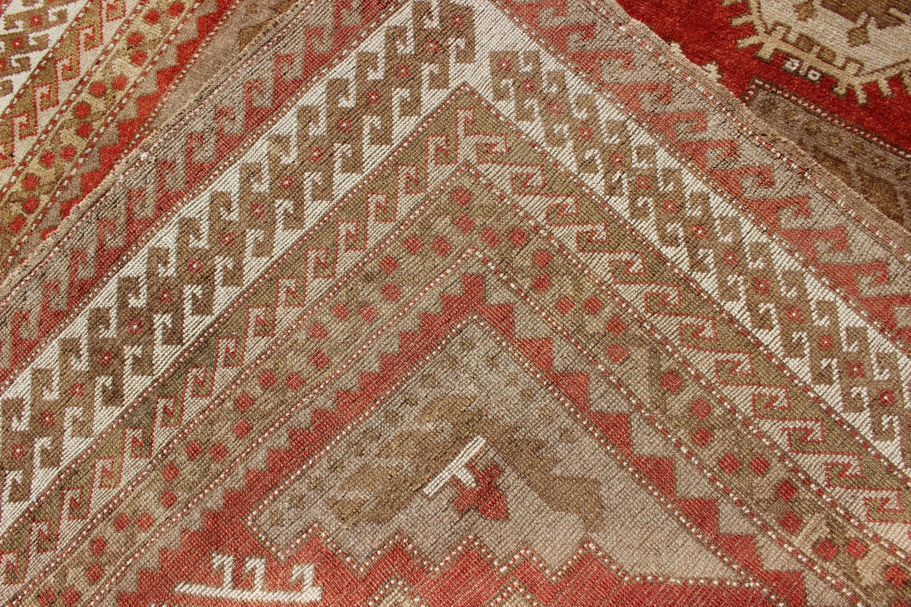Geometric Design Vintage Turkish Oushak Rug in Beautiful Soft Red and Green For Sale 7