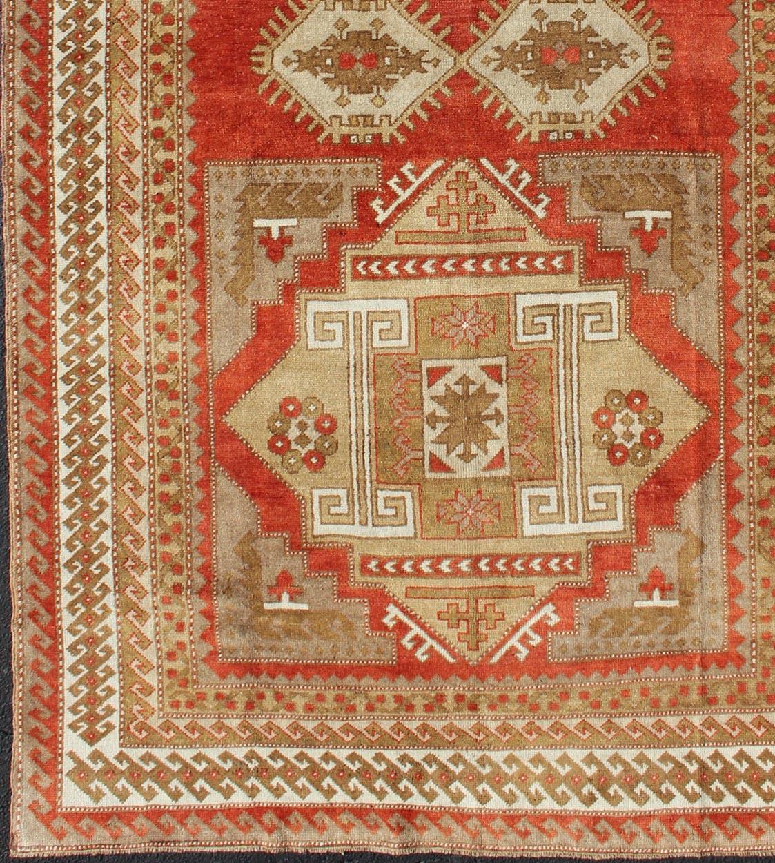 Red tribal medallion design Oushak vintage rug from Turkey, rug tu-mtu-4933, country of origin / type: Turkey / Oushak, circa 1930.

This magnificent vintage Turkish Oushak displays a glorious coloration paired with a beautiful and vibrant tribal