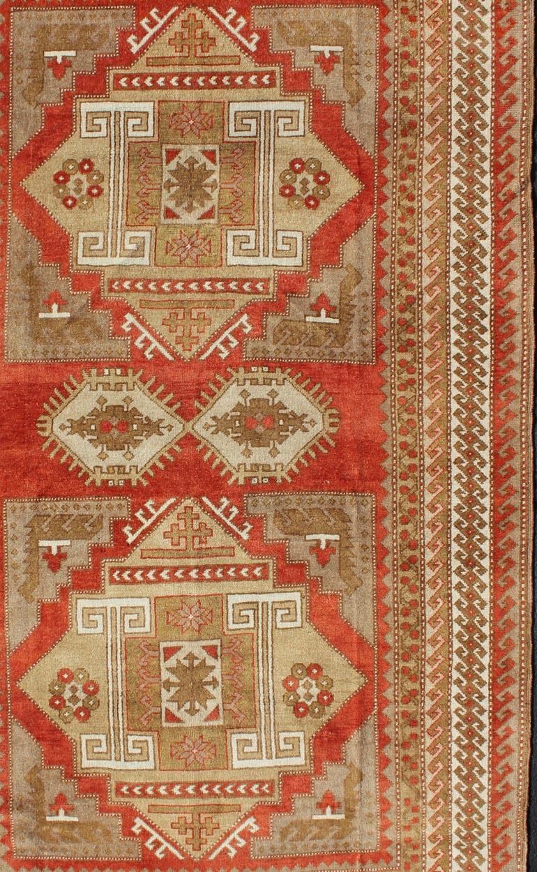Geometric Design Vintage Turkish Oushak Rug in Beautiful Soft Red and Green In Good Condition For Sale In Atlanta, GA