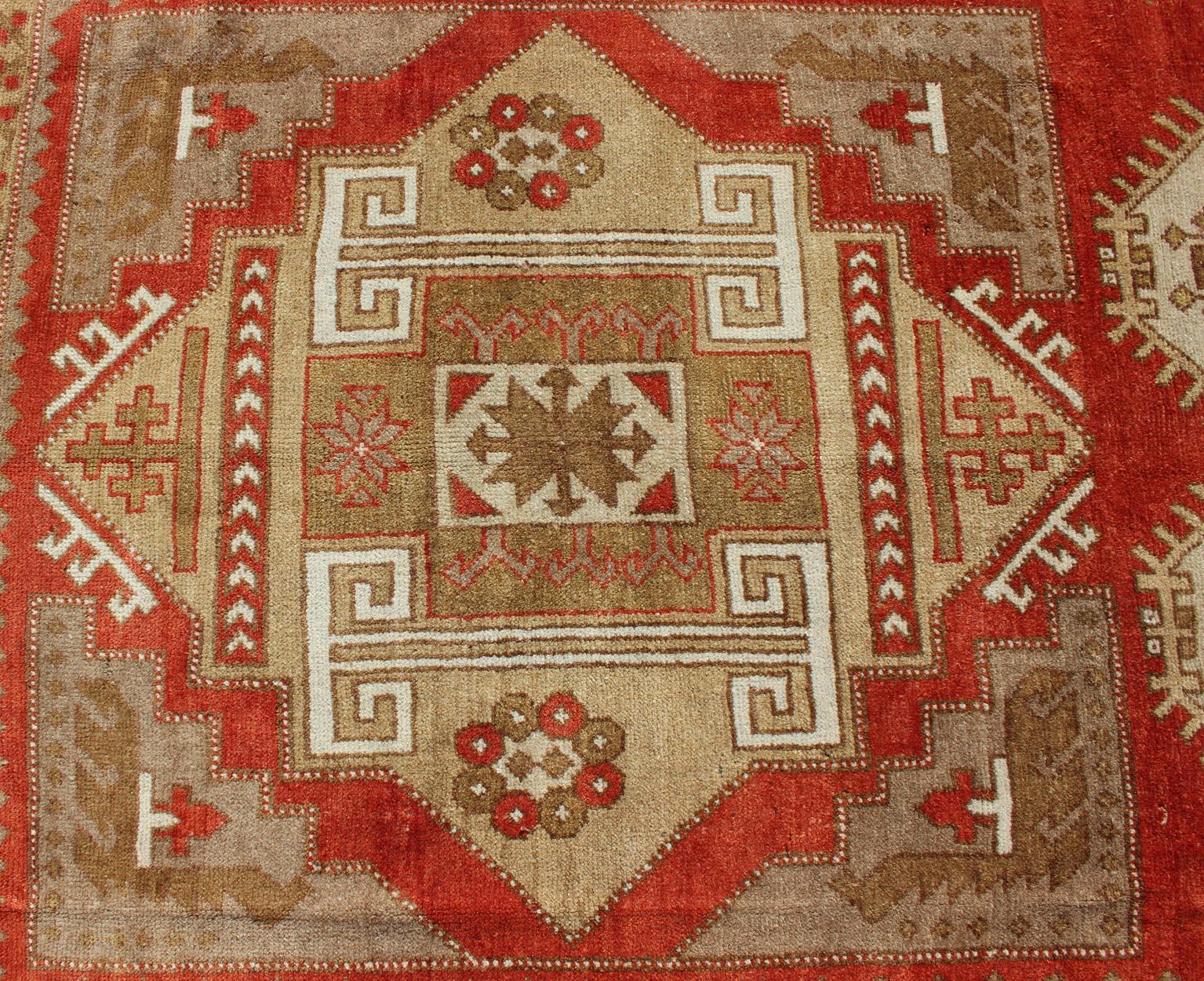 Geometrisches Design Vintage türkischen Oushak Teppich in schönen weichen Rot und Grün (20. Jahrhundert) im Angebot