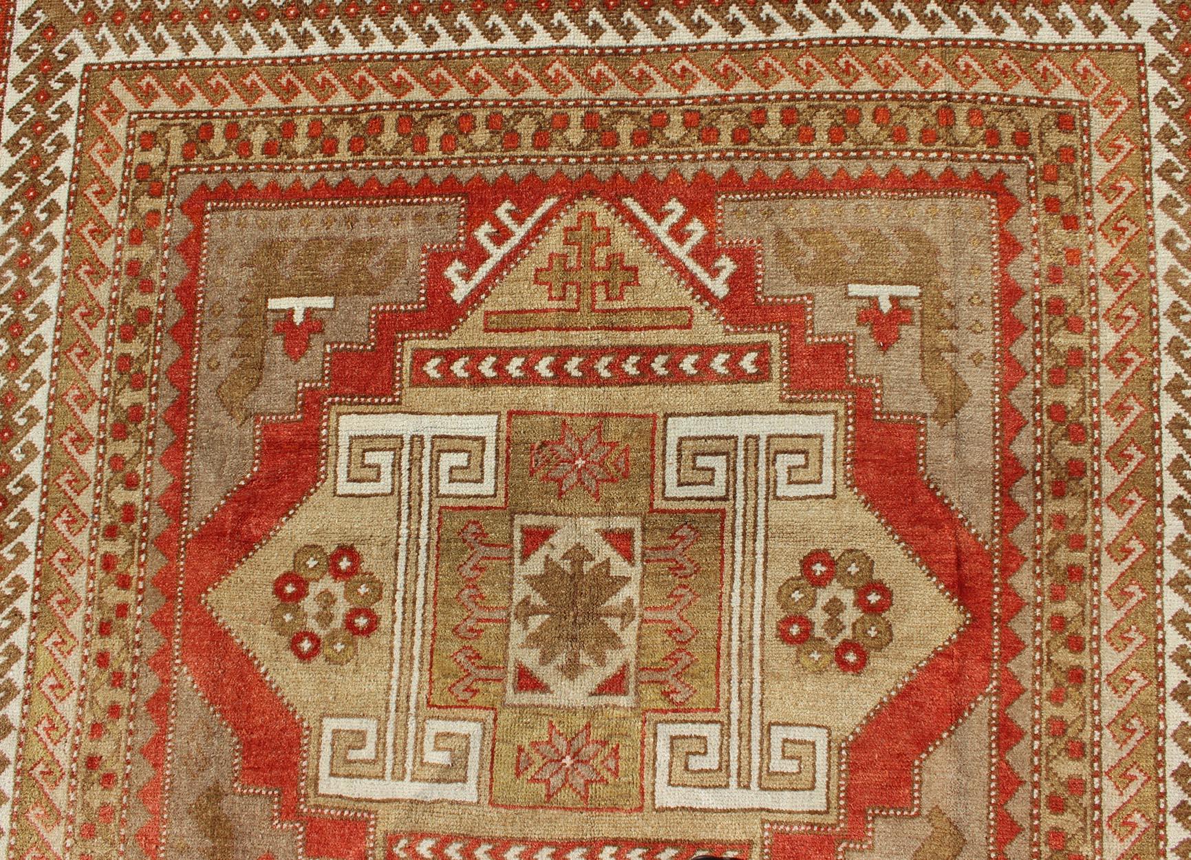 Geometric Design Vintage Turkish Oushak Rug in Beautiful Soft Red and Green For Sale 1