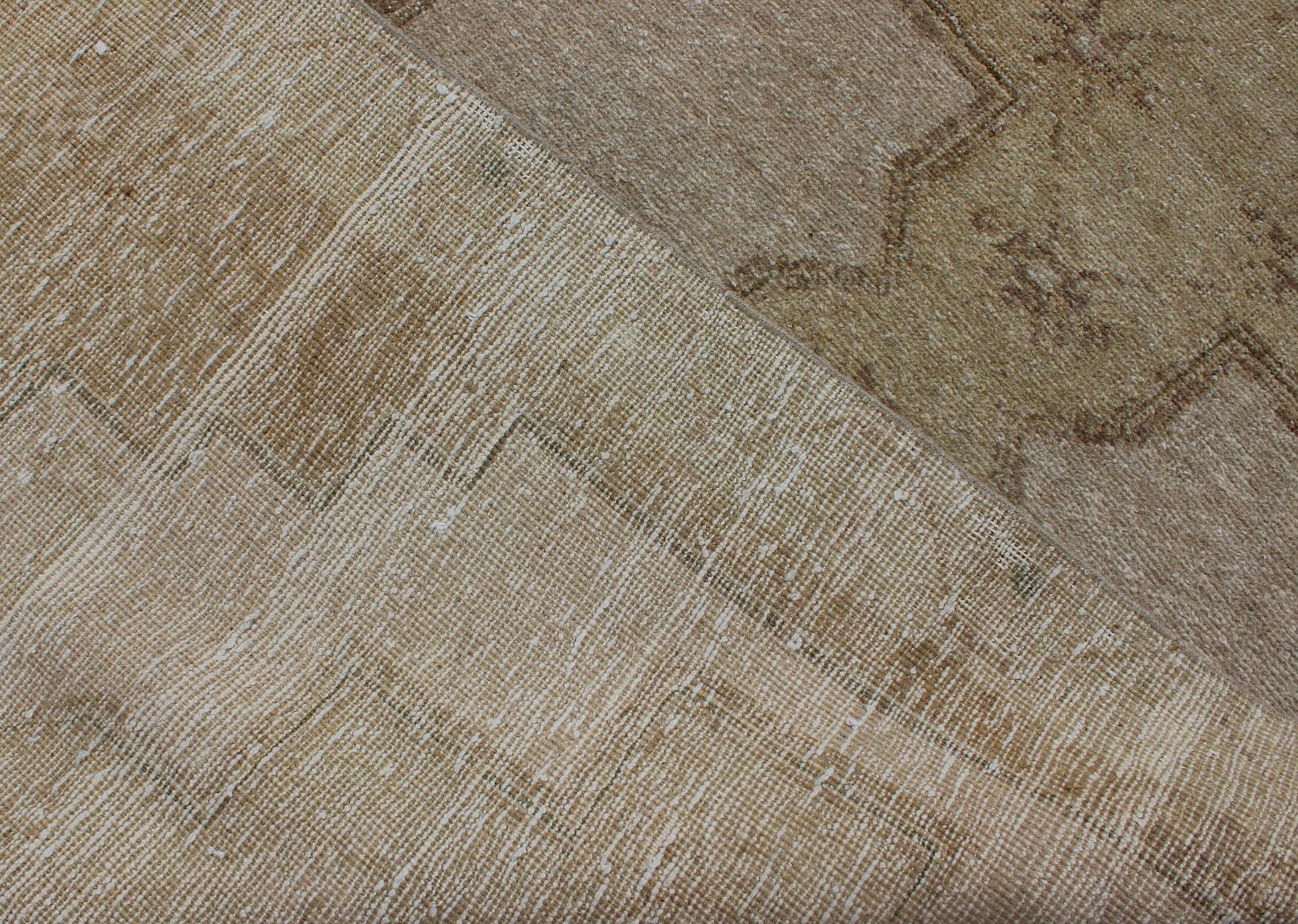 Türkischer Oushak-Läufer mit geometrischem Design im Vintage-Stil in Lt. Grün, Creme & Lt. Braun im Angebot 6