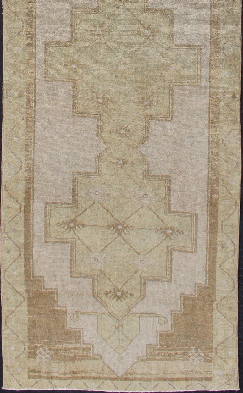 Türkischer Oushak-Läufer mit geometrischem Design im Vintage-Stil in Lt. Grün, Creme & Lt. Braun (Handgeknüpft) im Angebot