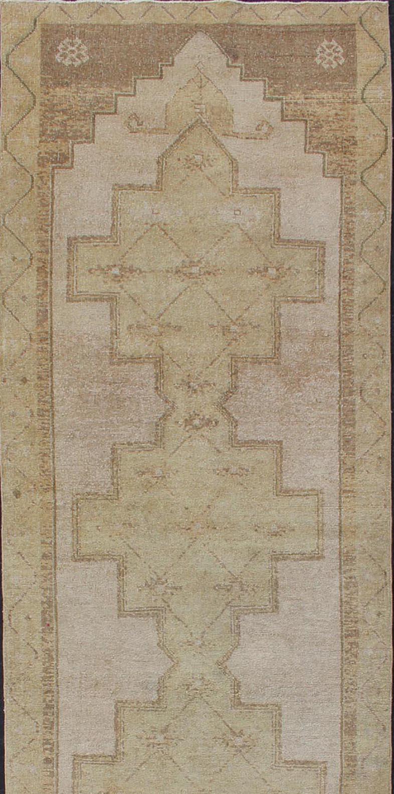 Türkischer Oushak-Läufer mit geometrischem Design im Vintage-Stil in Lt. Grün, Creme & Lt. Braun im Zustand „Gut“ im Angebot in Atlanta, GA
