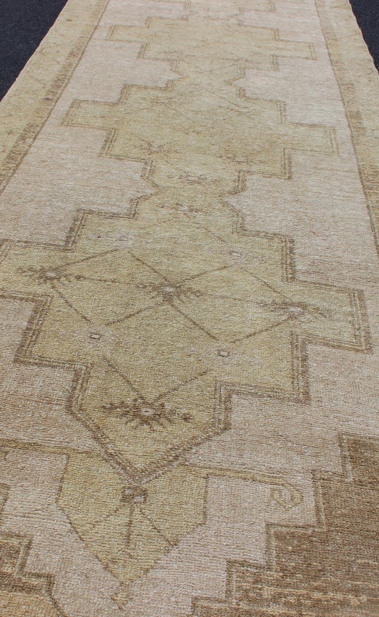 Türkischer Oushak-Läufer mit geometrischem Design im Vintage-Stil in Lt. Grün, Creme & Lt. Braun (Wolle) im Angebot
