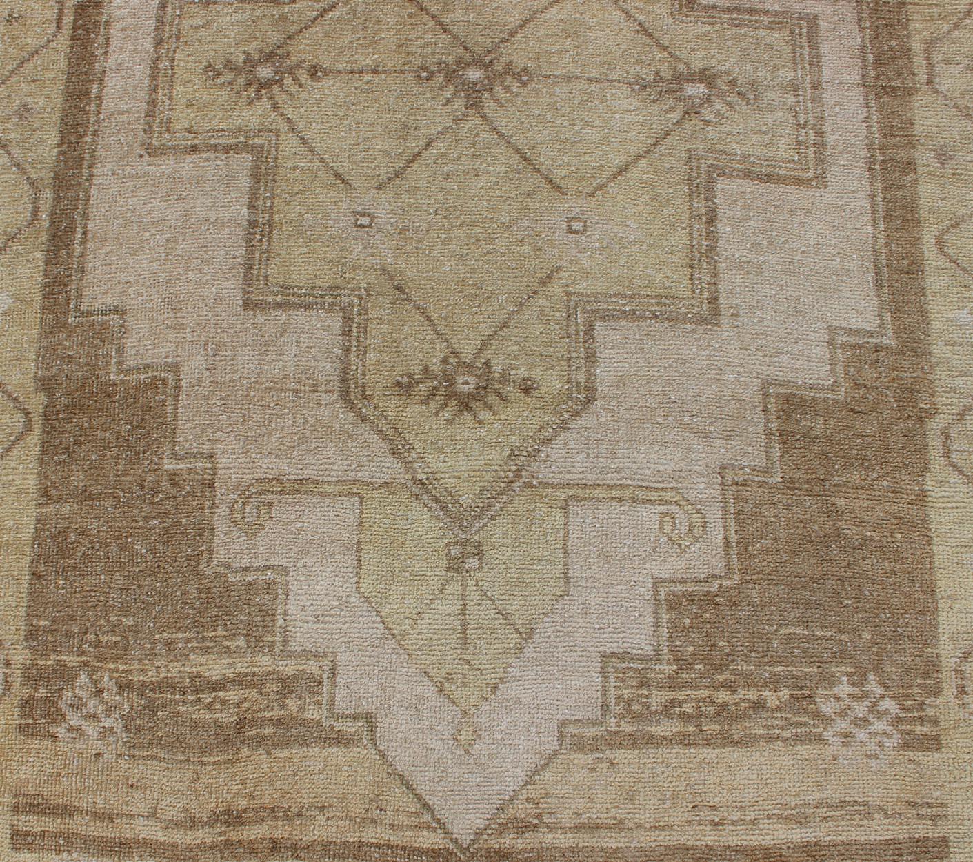Türkischer Oushak-Läufer mit geometrischem Design im Vintage-Stil in Lt. Grün, Creme & Lt. Braun im Angebot 1