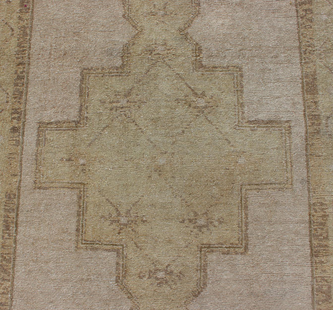 Türkischer Oushak-Läufer mit geometrischem Design im Vintage-Stil in Lt. Grün, Creme & Lt. Braun im Angebot 2