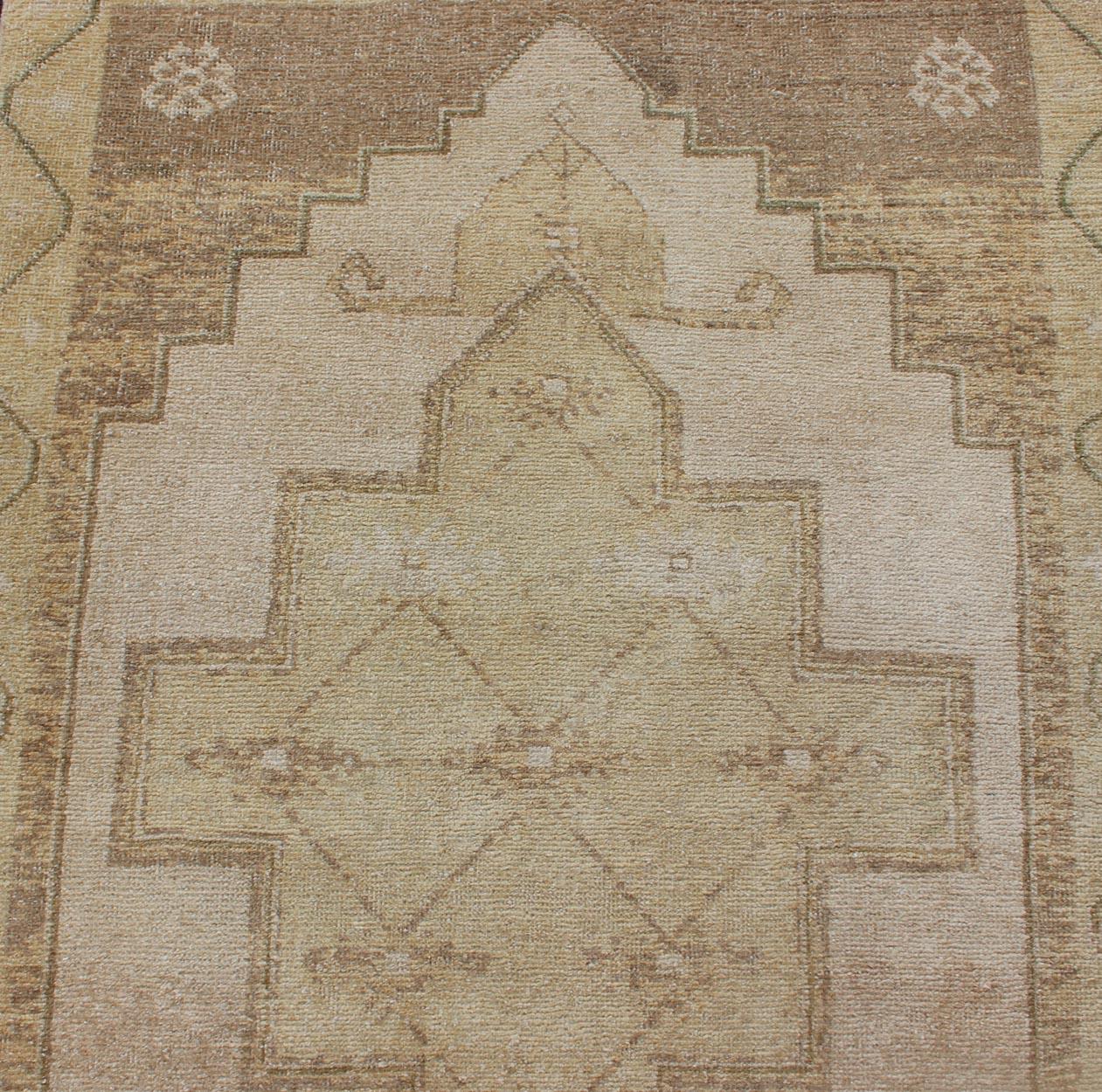 Türkischer Oushak-Läufer mit geometrischem Design im Vintage-Stil in Lt. Grün, Creme & Lt. Braun im Angebot 3