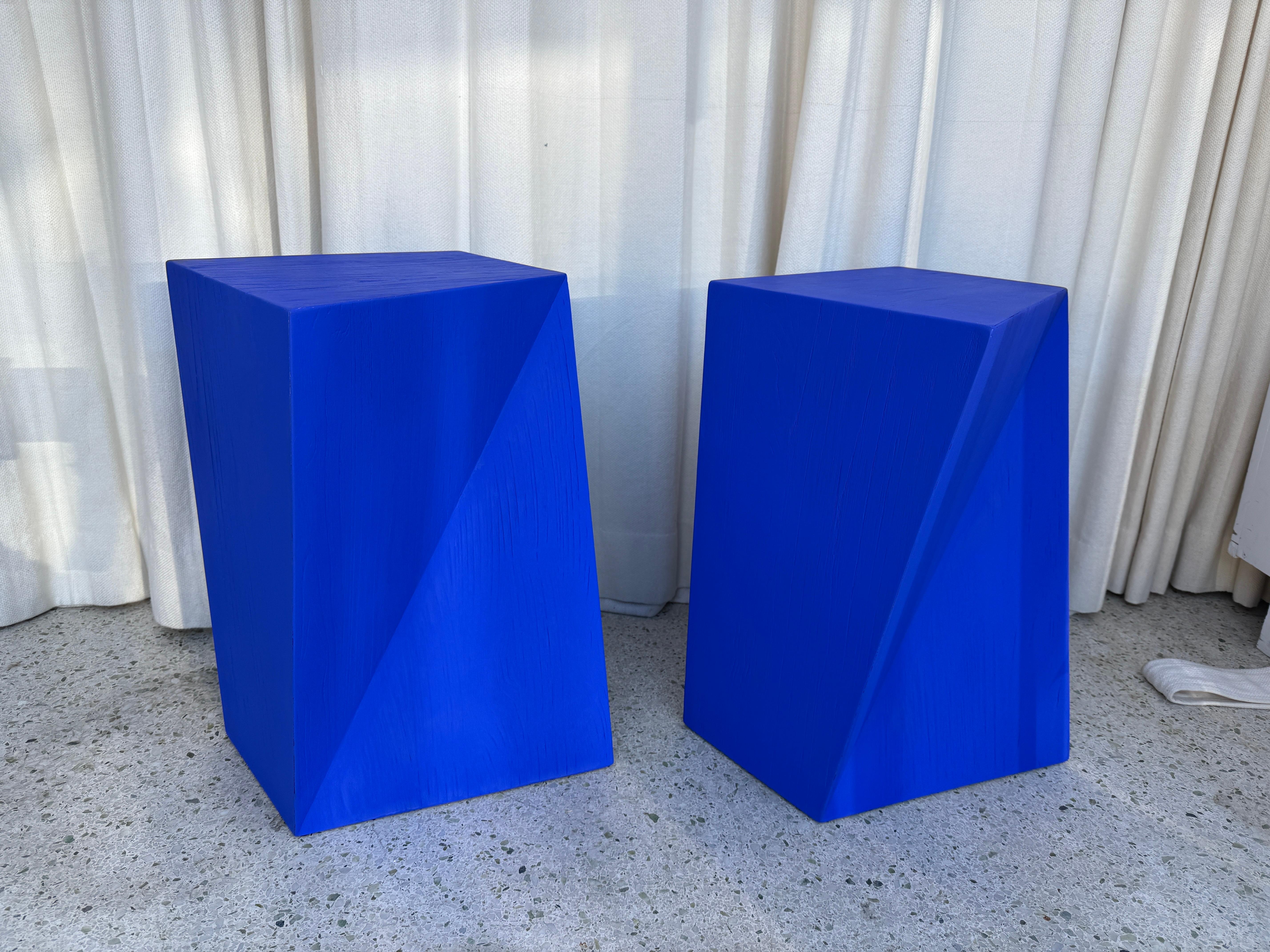 Tables d'appoint bleues Yves K., PAIR en vente 2