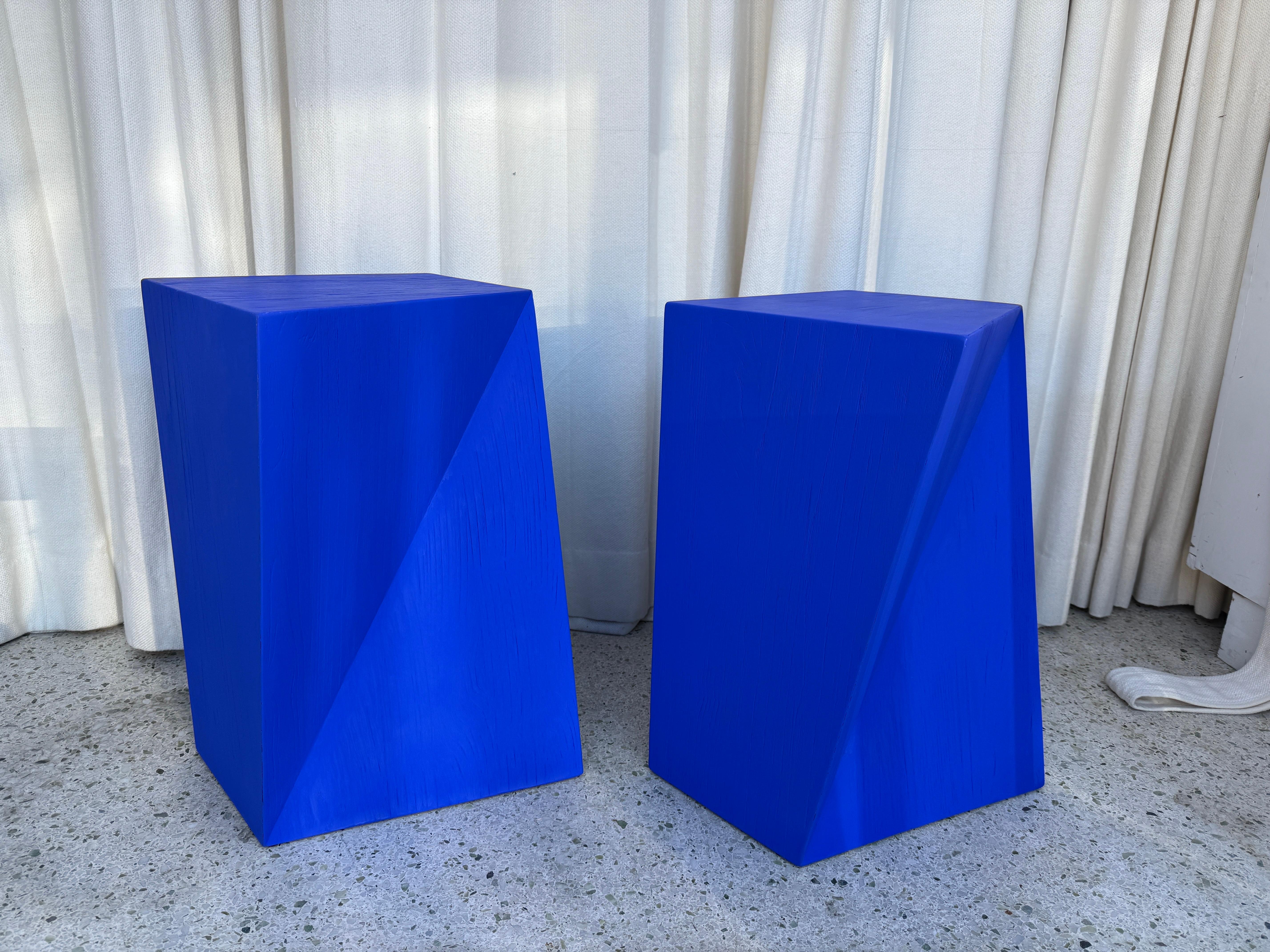 Peint Tables d'appoint bleues Yves K., PAIR en vente