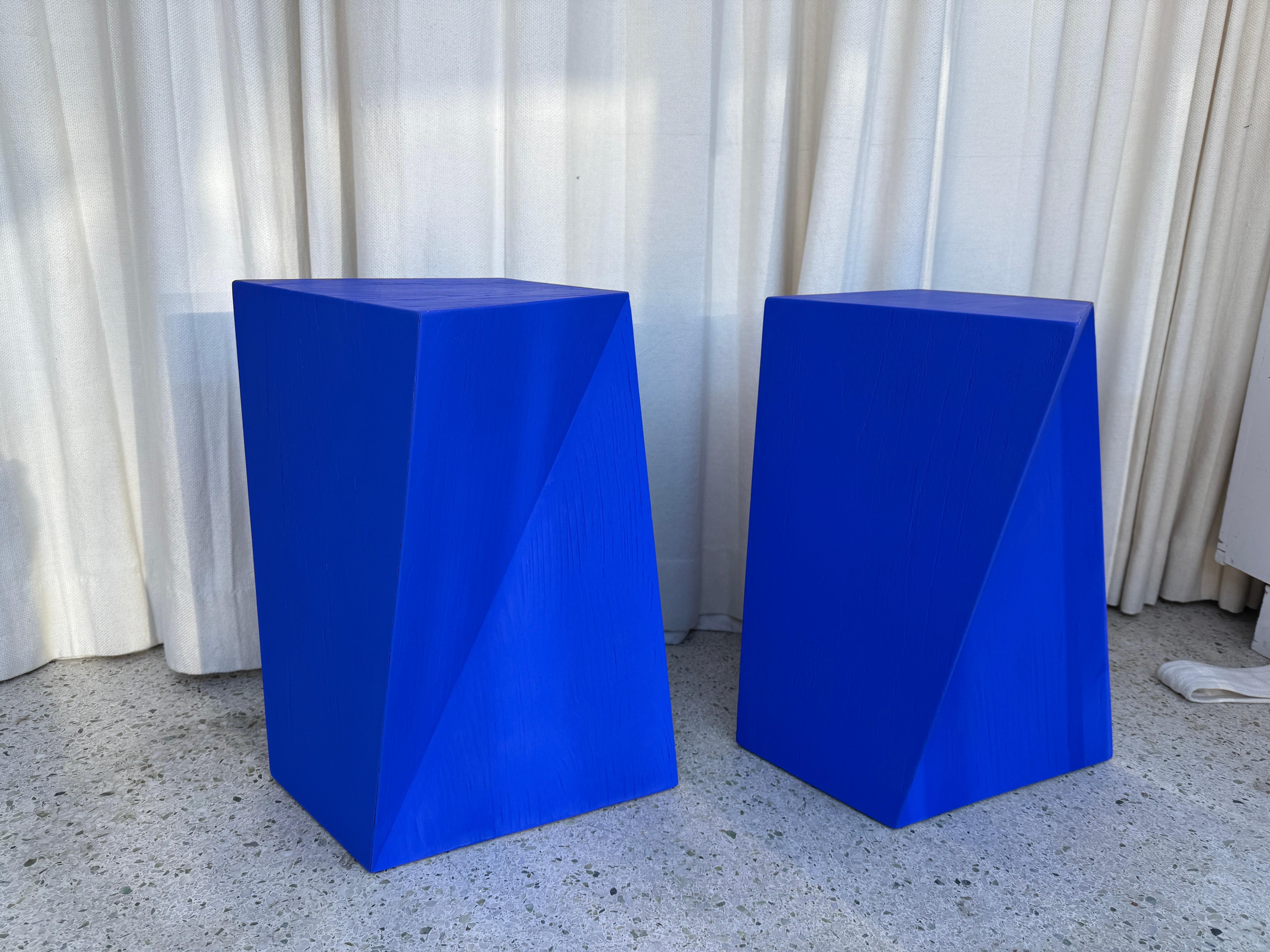 Tables d'appoint bleues Yves K., PAIR Bon état - En vente à North Miami, FL