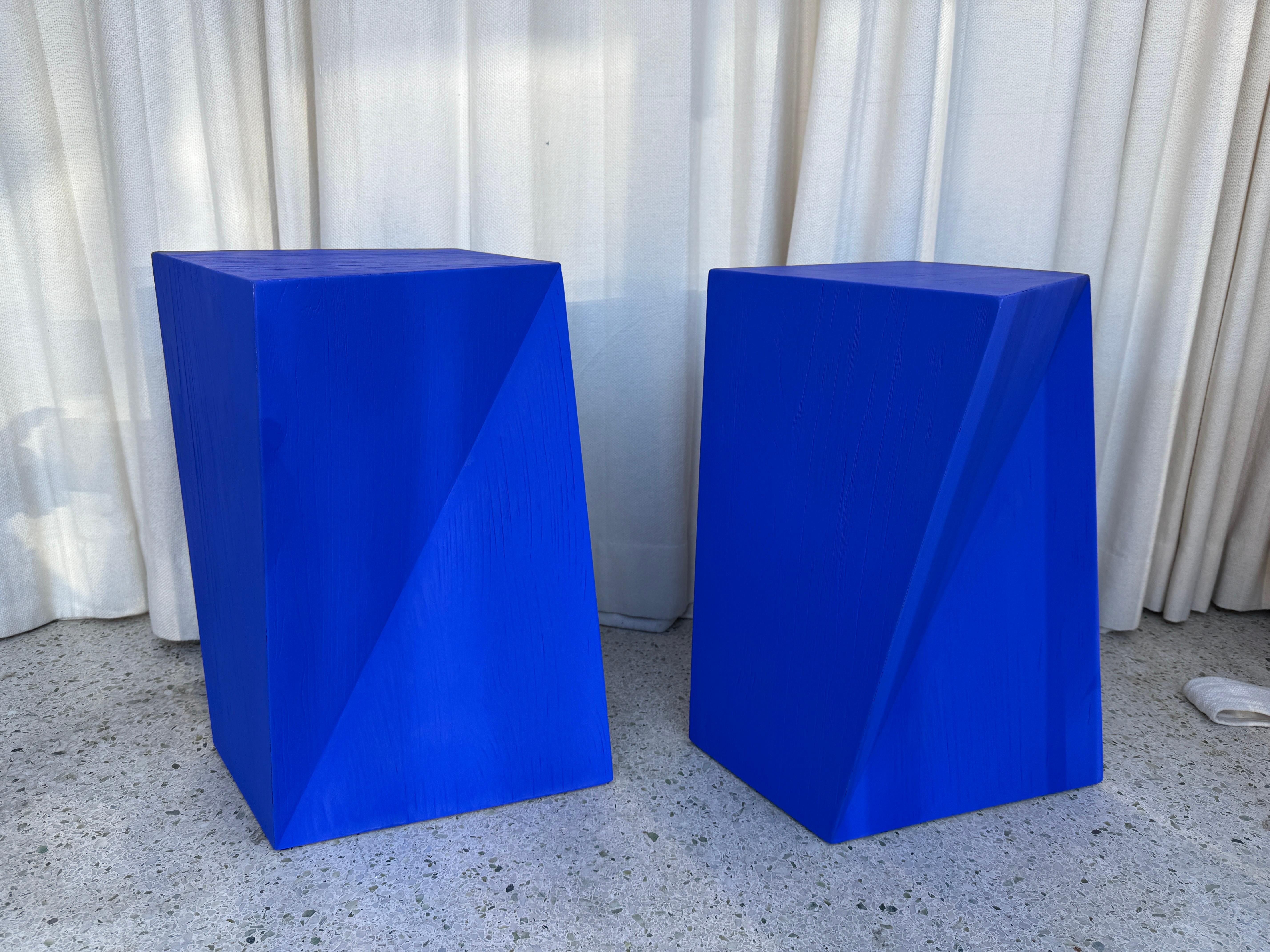 Bois Tables d'appoint bleues Yves K., PAIR en vente