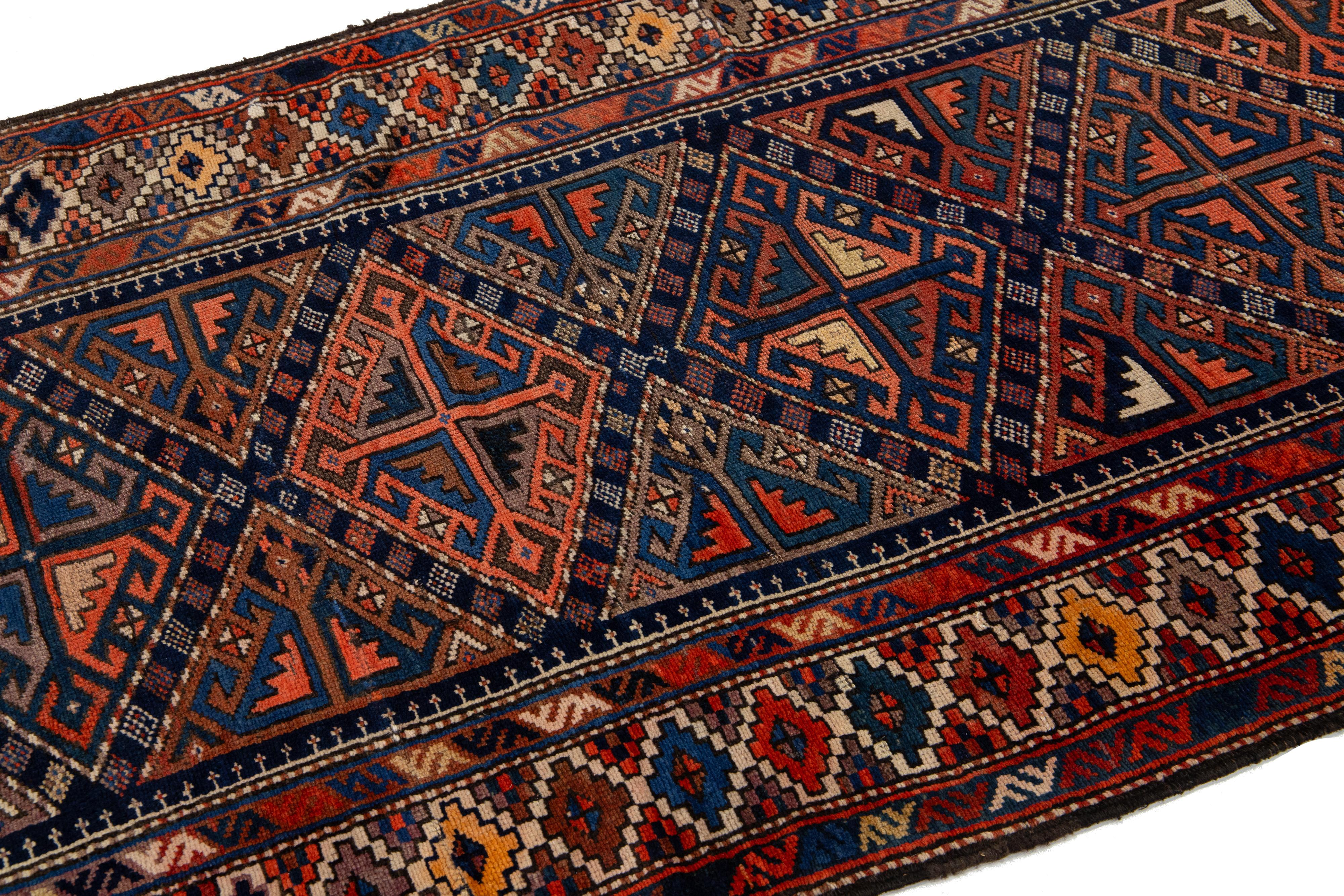Annodato a mano Runner in lana persiano Malayer antico dal design geometrico in blu in vendita