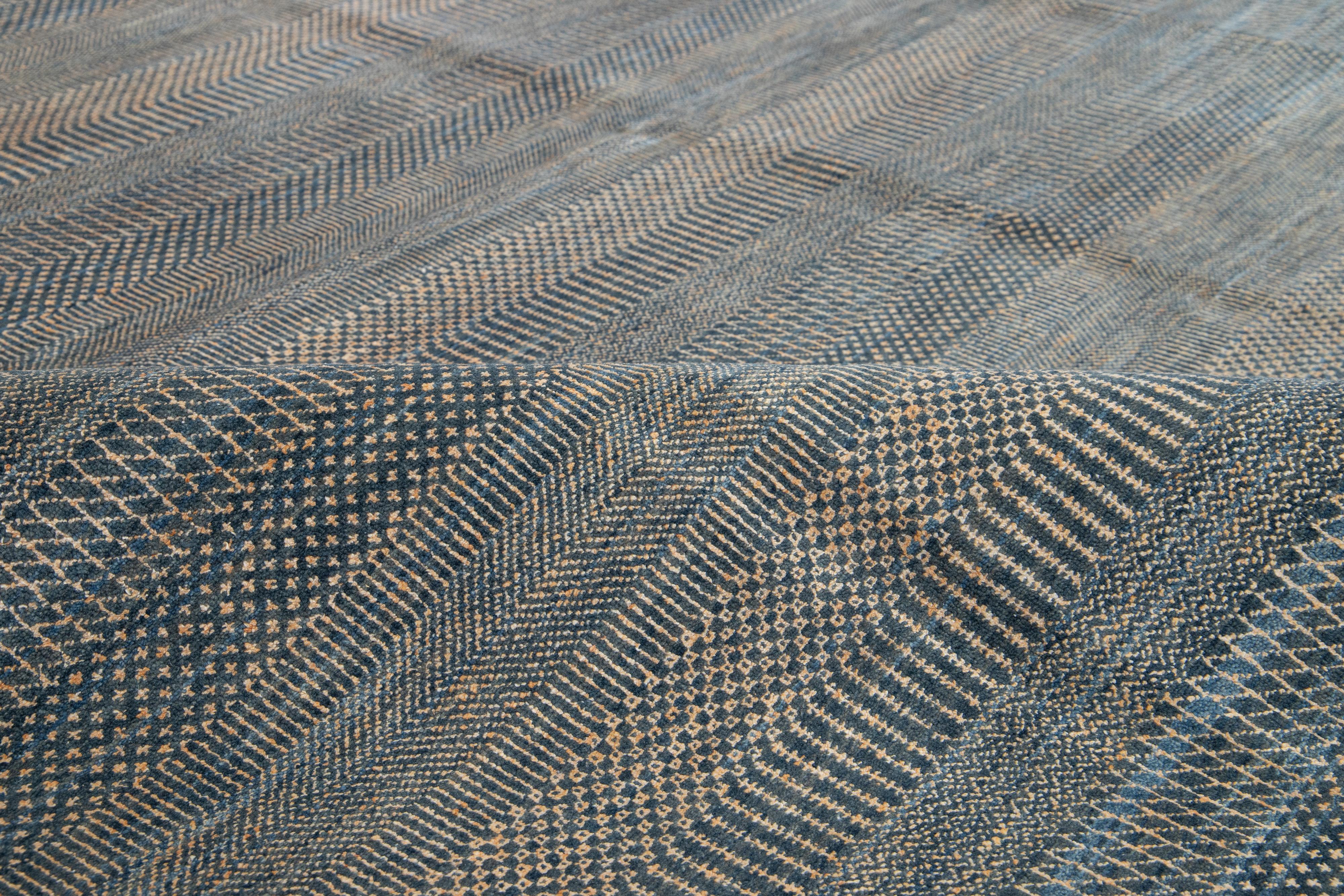 Tappeto in lana fatto a mano Savannah dal design geometrico e moderno in blu e arancione in vendita 3