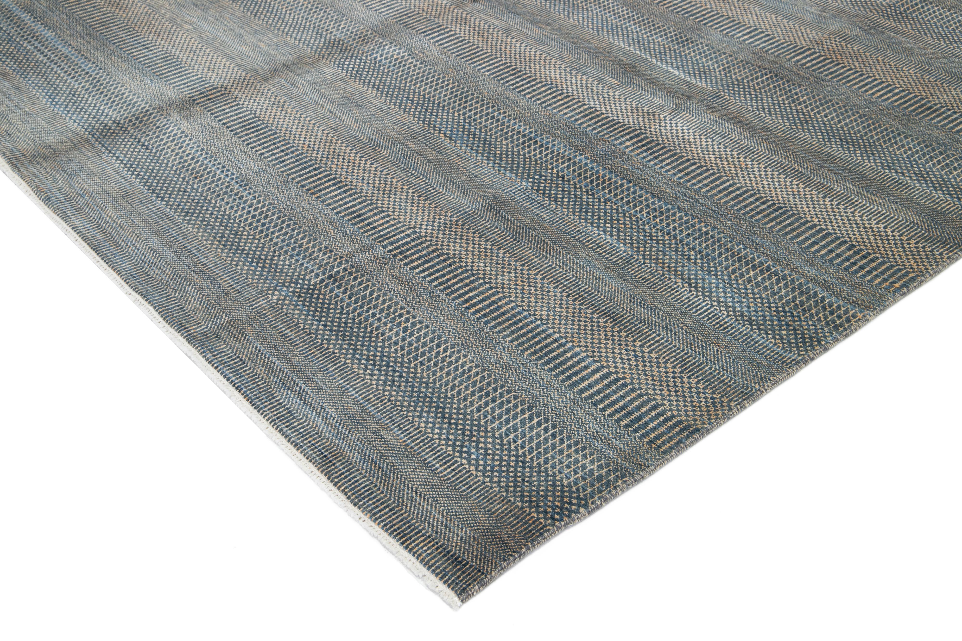 Tappeto in lana fatto a mano Savannah dal design geometrico e moderno in blu e arancione in vendita 4