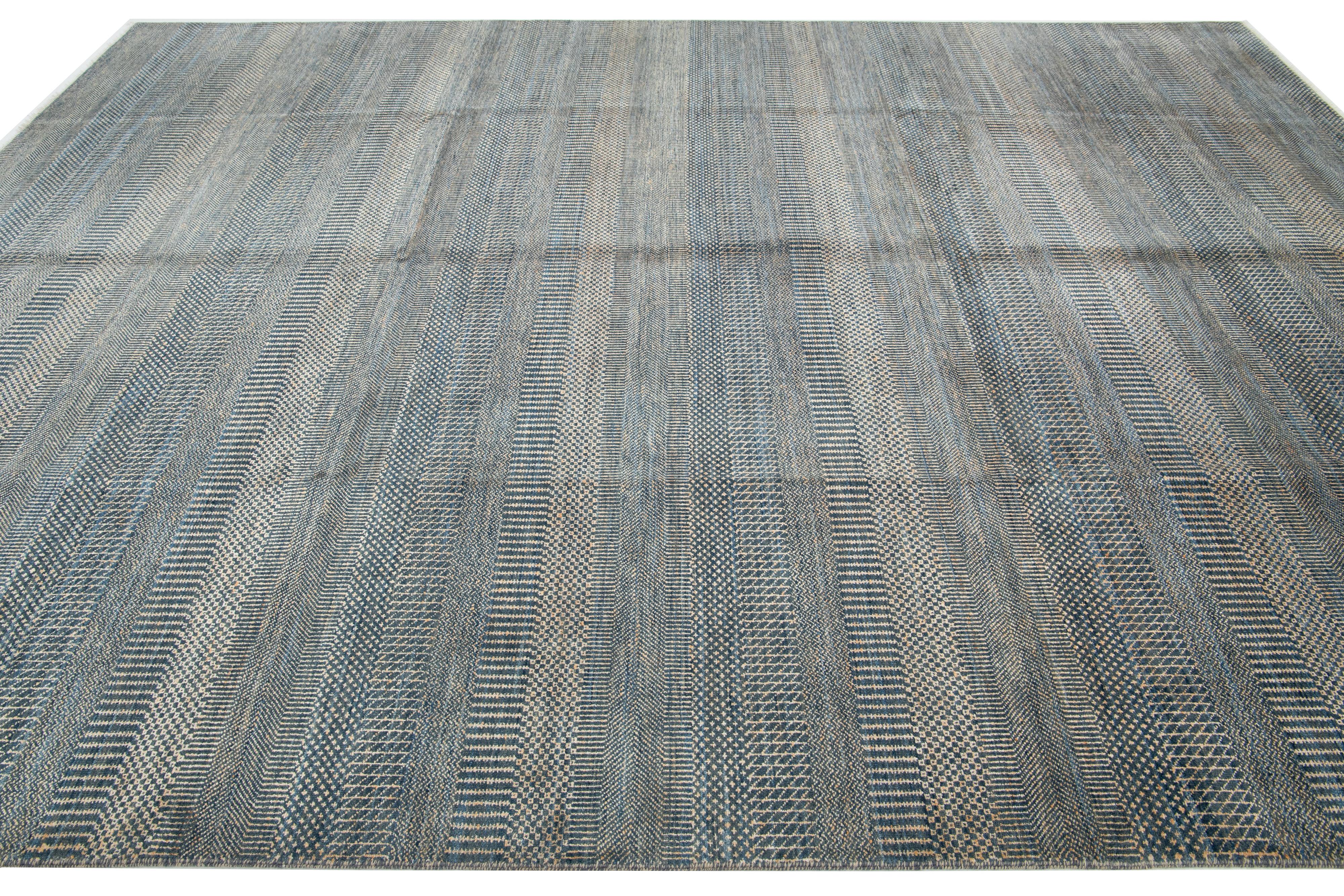 Indiano Tappeto in lana fatto a mano Savannah dal design geometrico e moderno in blu e arancione in vendita