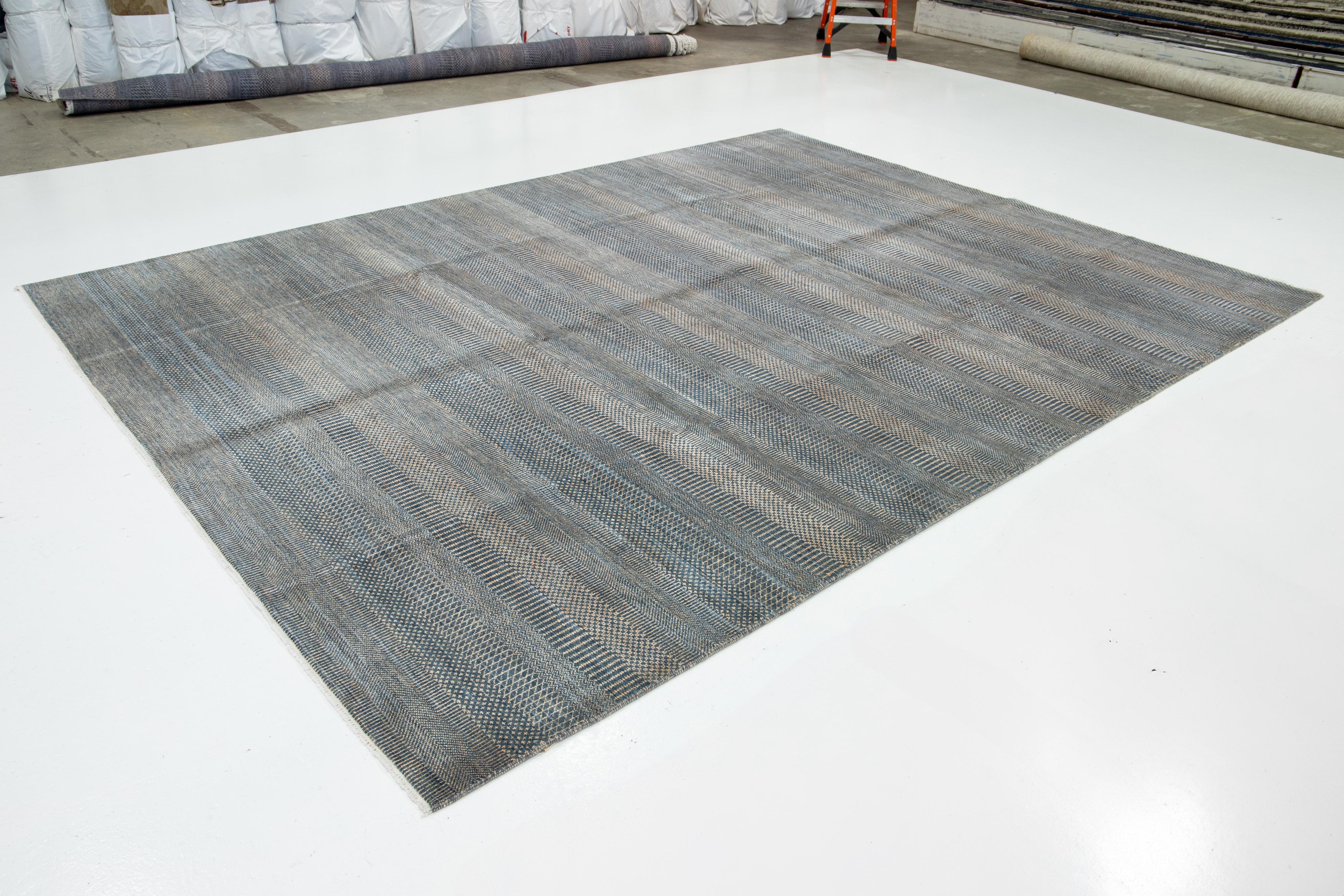 Tappeto in lana fatto a mano Savannah dal design geometrico e moderno in blu e arancione In condizioni Nuovo in vendita a Norwalk, CT