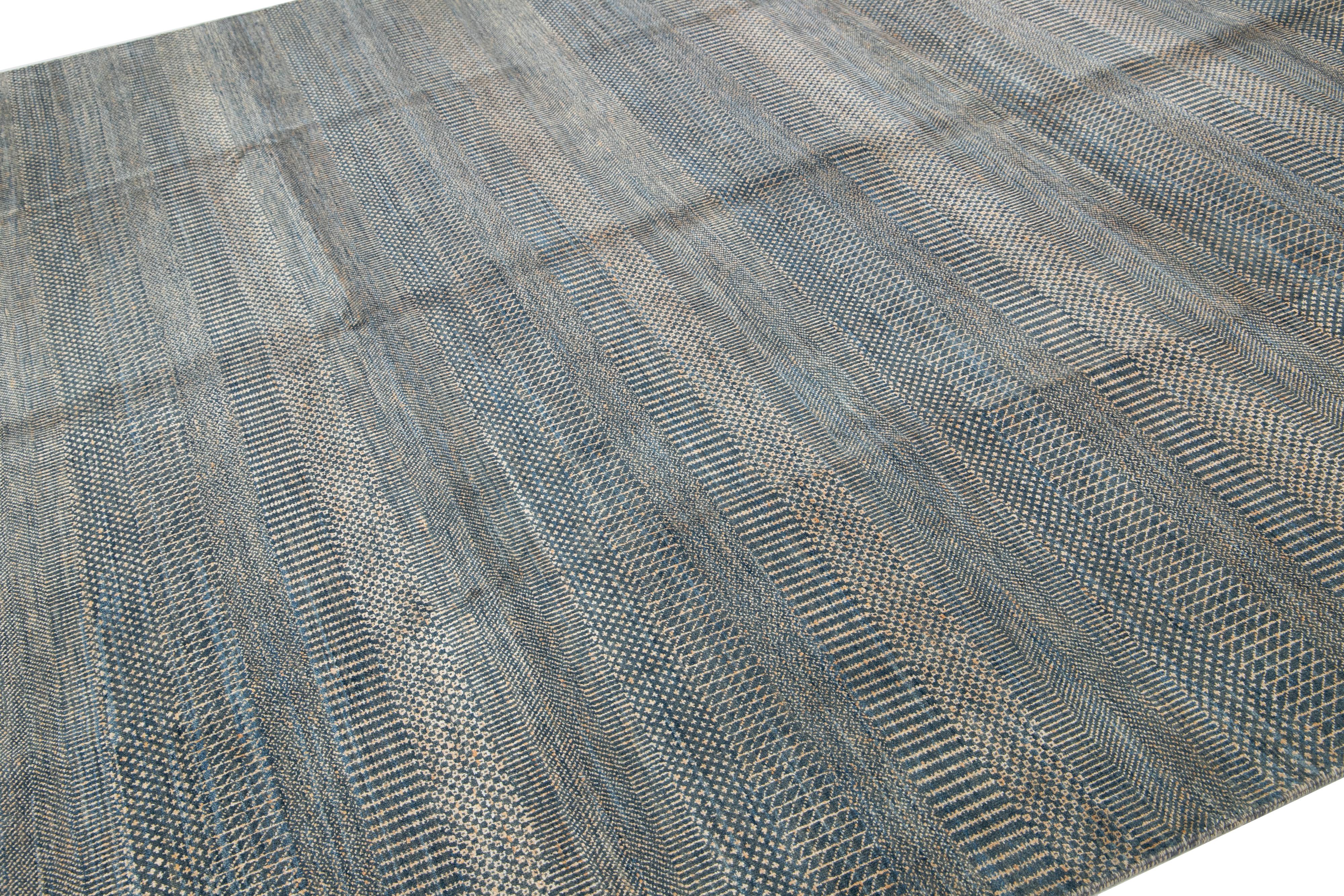 XXI secolo e contemporaneo Tappeto in lana fatto a mano Savannah dal design geometrico e moderno in blu e arancione in vendita