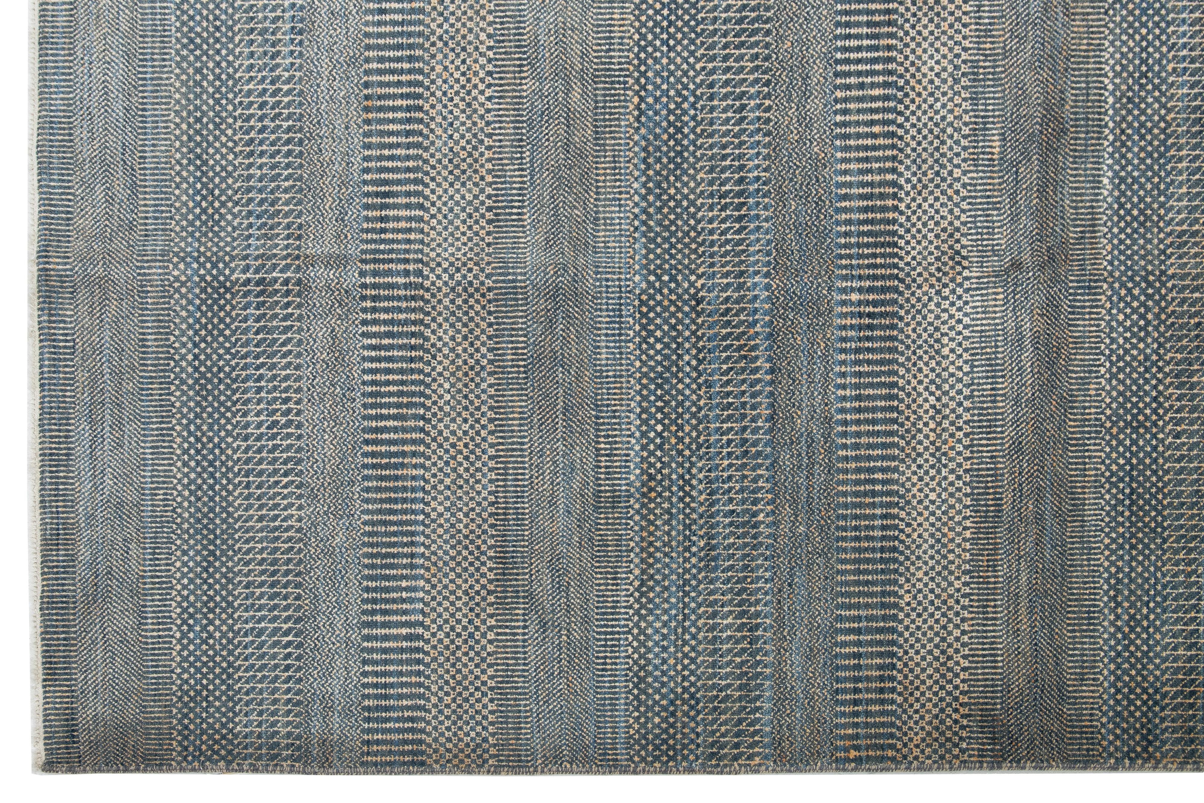 Lana Tappeto in lana fatto a mano Savannah dal design geometrico e moderno in blu e arancione in vendita