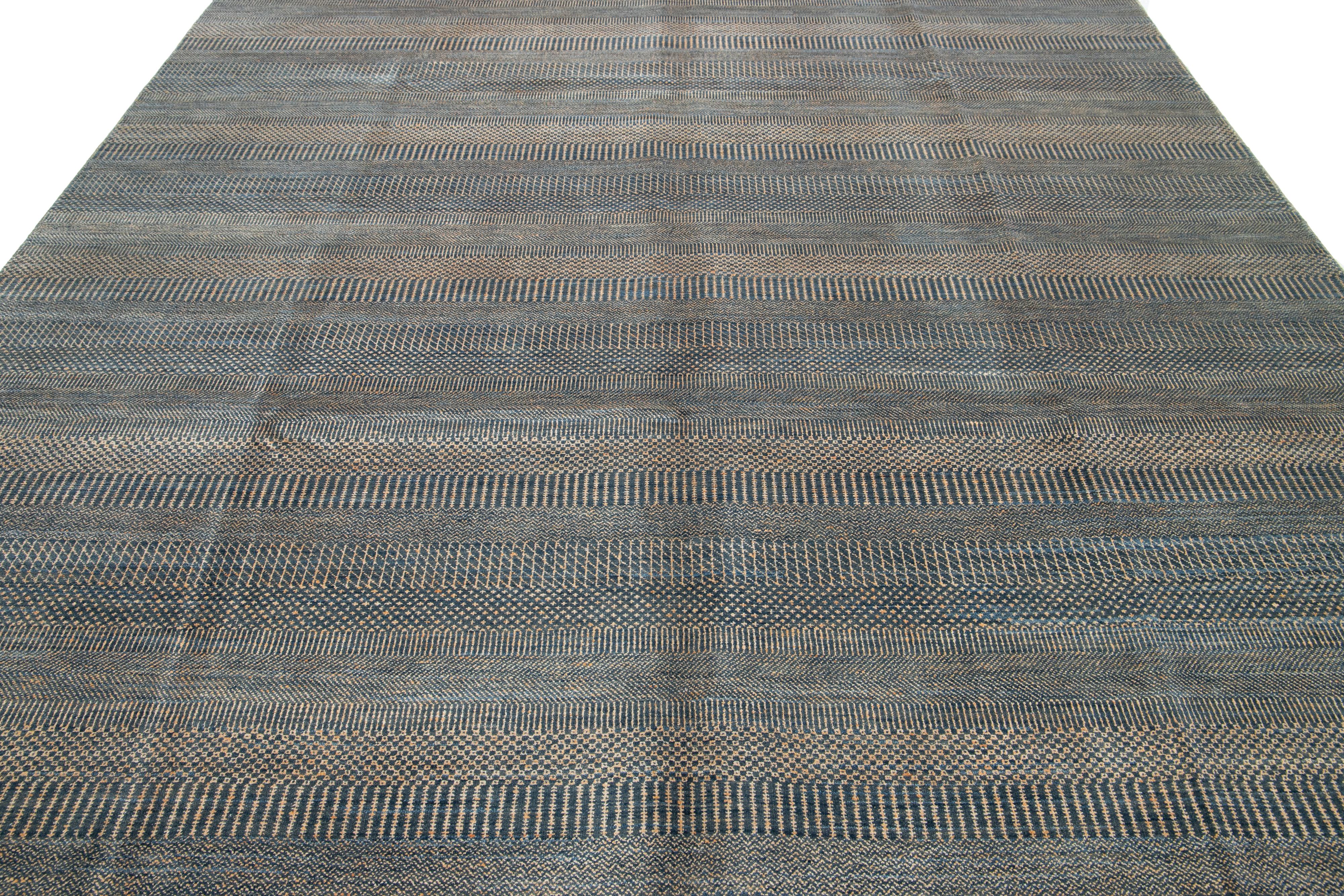 Tappeto in lana fatto a mano Savannah dal design geometrico e moderno in blu e arancione in vendita 1