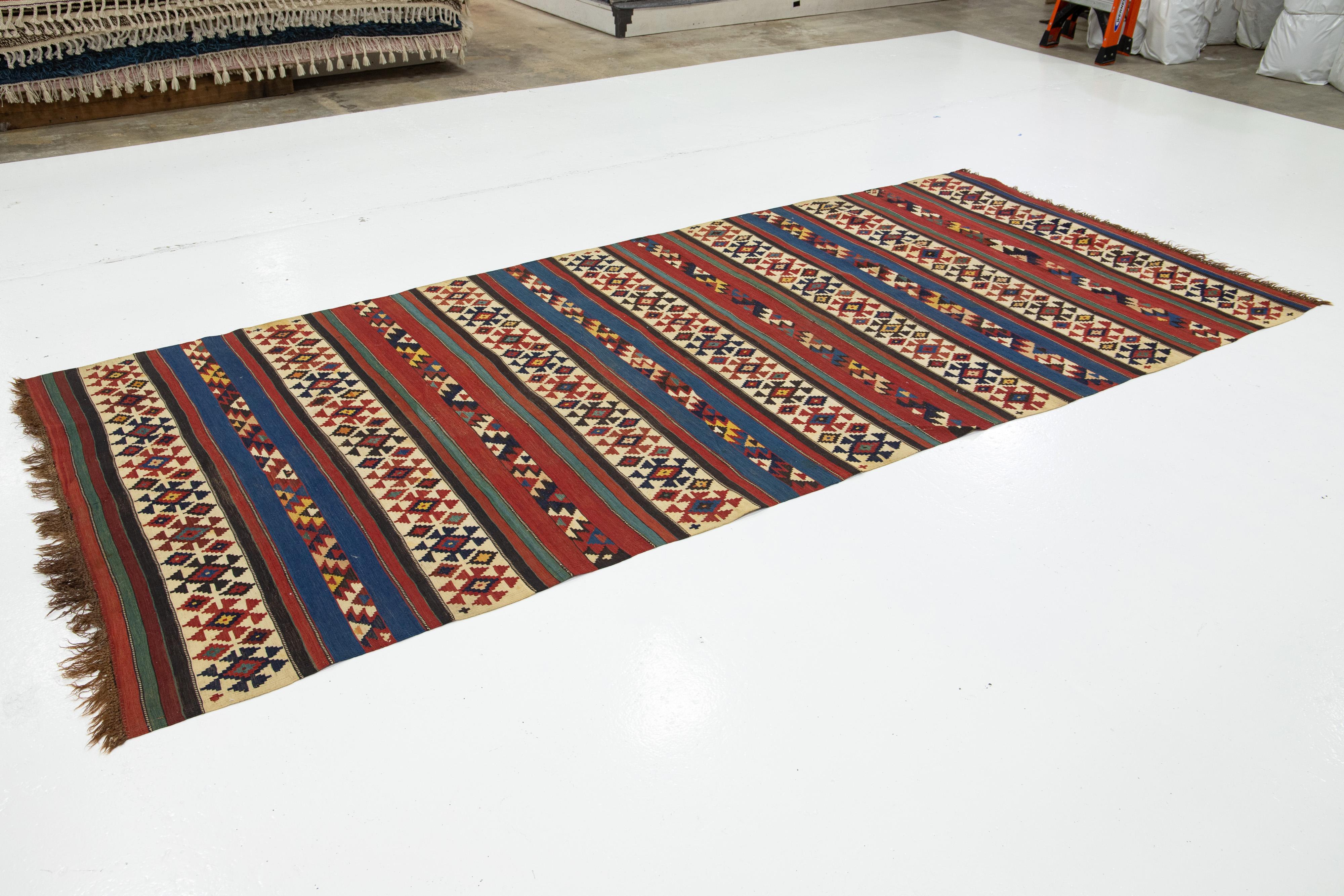 Alfombra de lana Kilim turca vintage de diseño geométrico Anudado a mano en venta