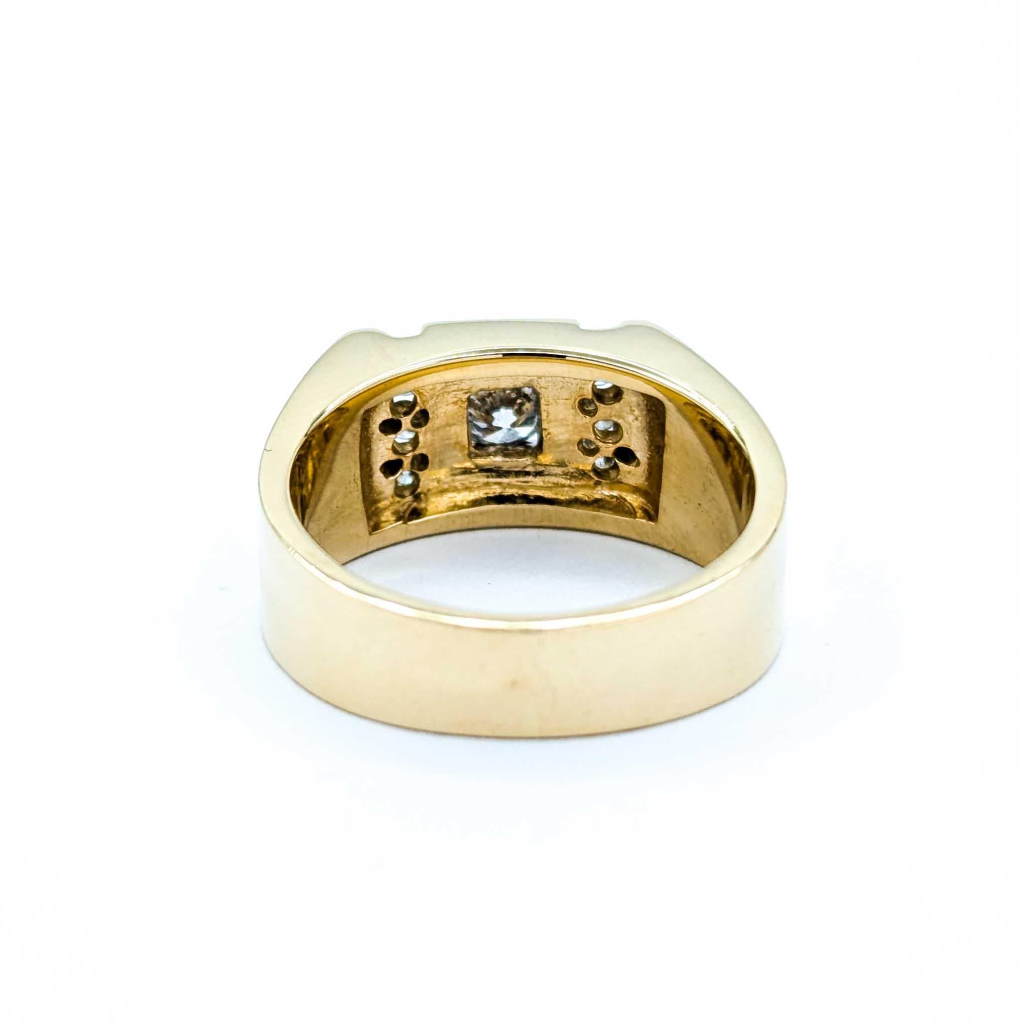 Bague géométrique sertie de diamants en or jaune en vente 1