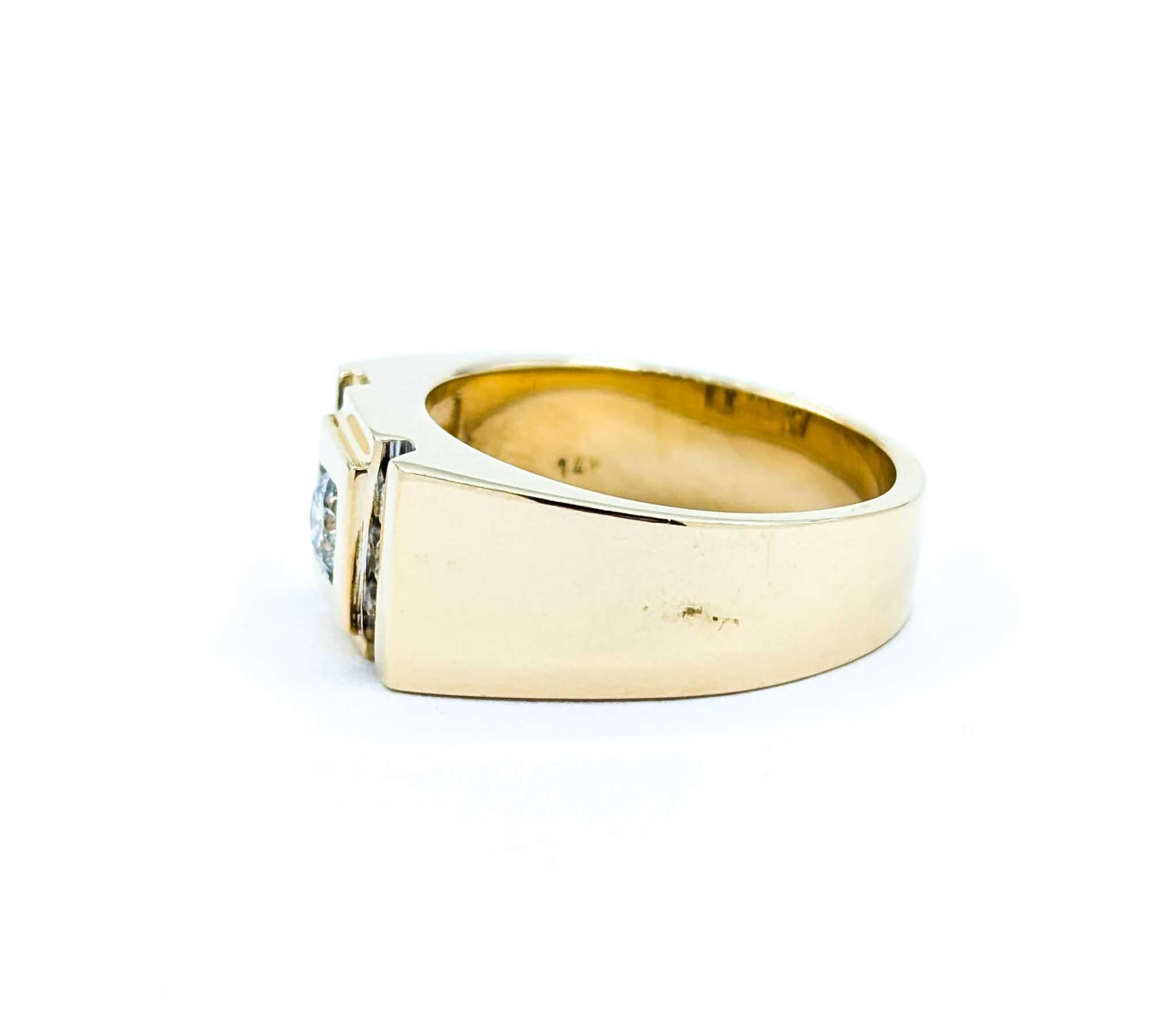 Bague géométrique sertie de diamants en or jaune en vente 2