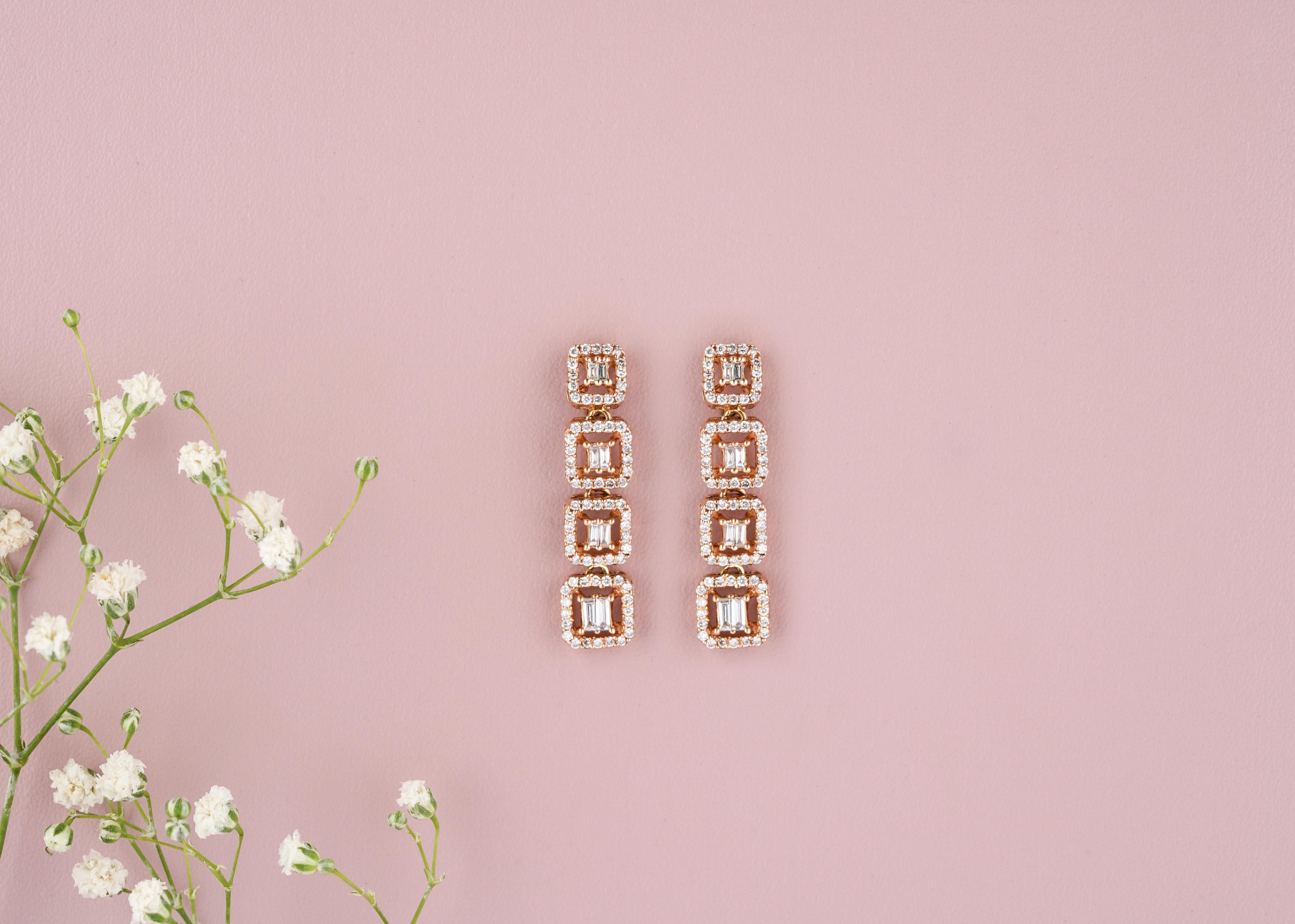 Boucles d'oreilles halo géométriques en or massif 14K (certifié) Neuf - En vente à New Delhi, DL