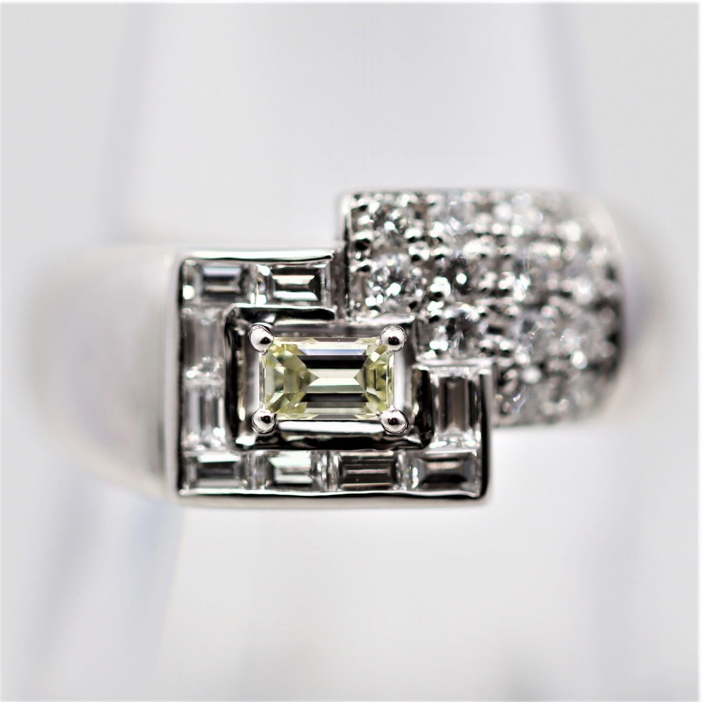 Un anello delizioso ed elegante, con un diamante taglio smeraldo da 0,21 carati circondato da altri diamanti incastonati in un motivo geometrico. I diamanti aggiuntivi hanno un peso totale di 0,63 carati. Fabbricato a mano in platino e pronto per