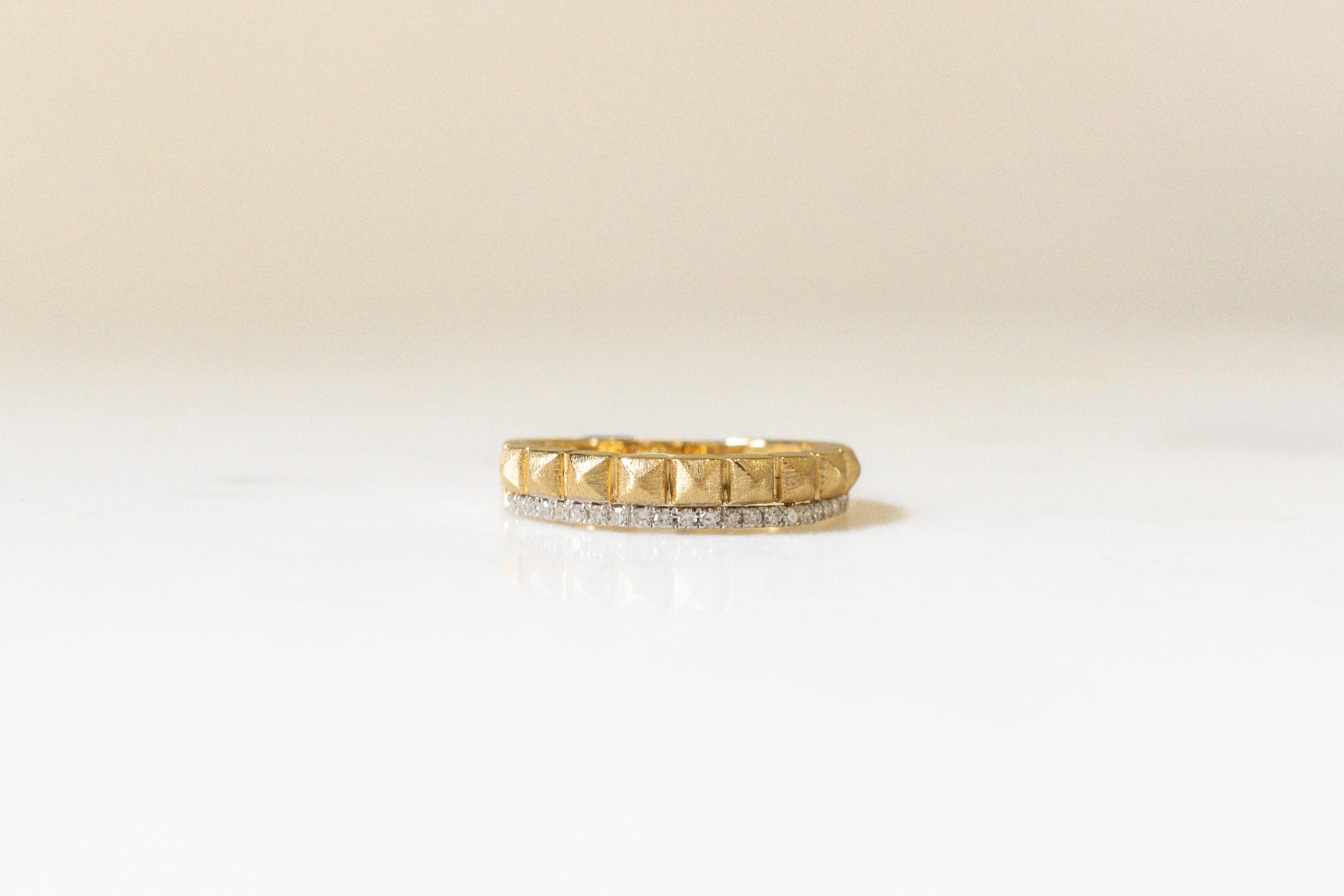 En vente :  Bague pyramide géométrique en or jaune 14 carats avec diamants 2