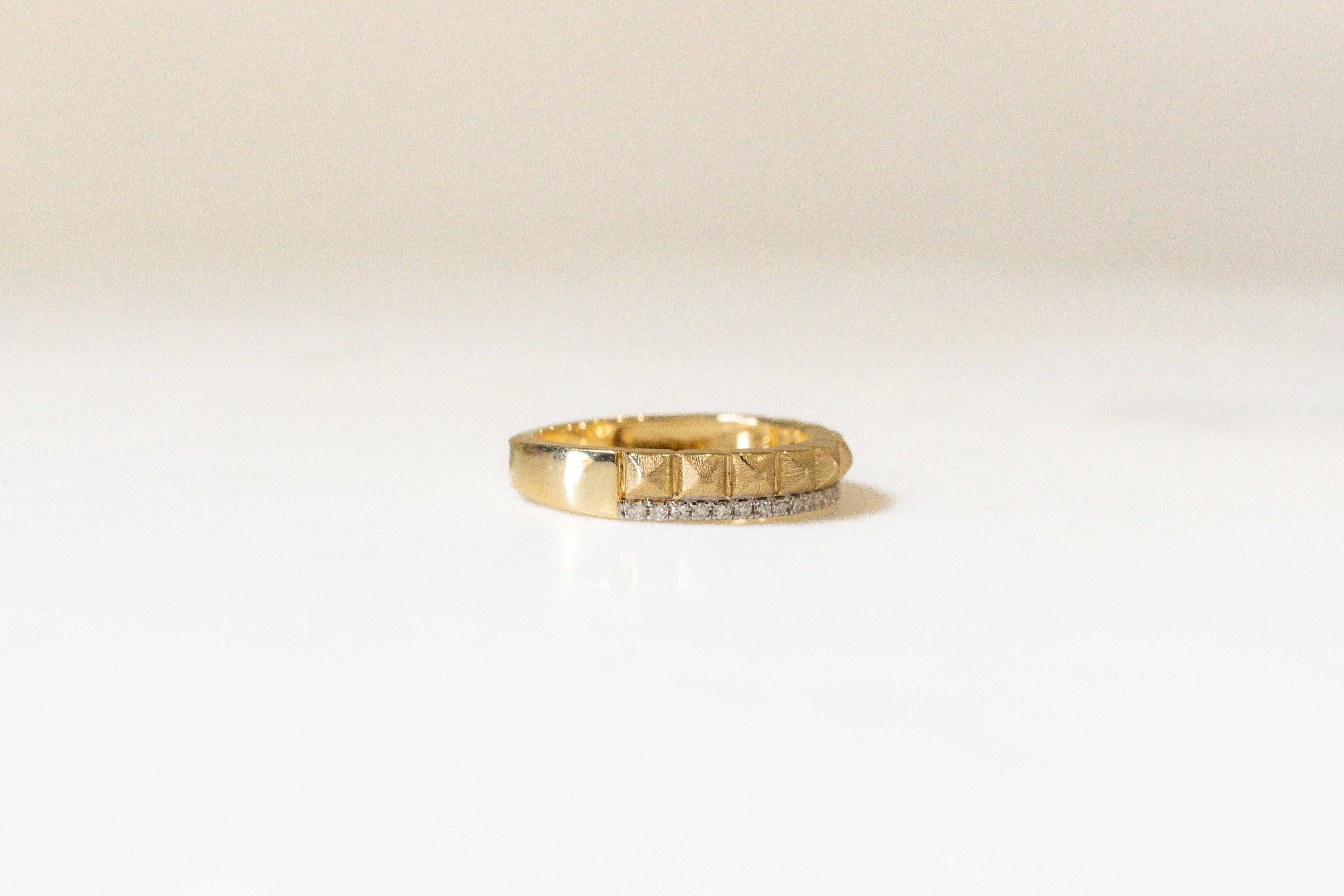 En vente :  Bague pyramide géométrique en or jaune 14 carats avec diamants 3
