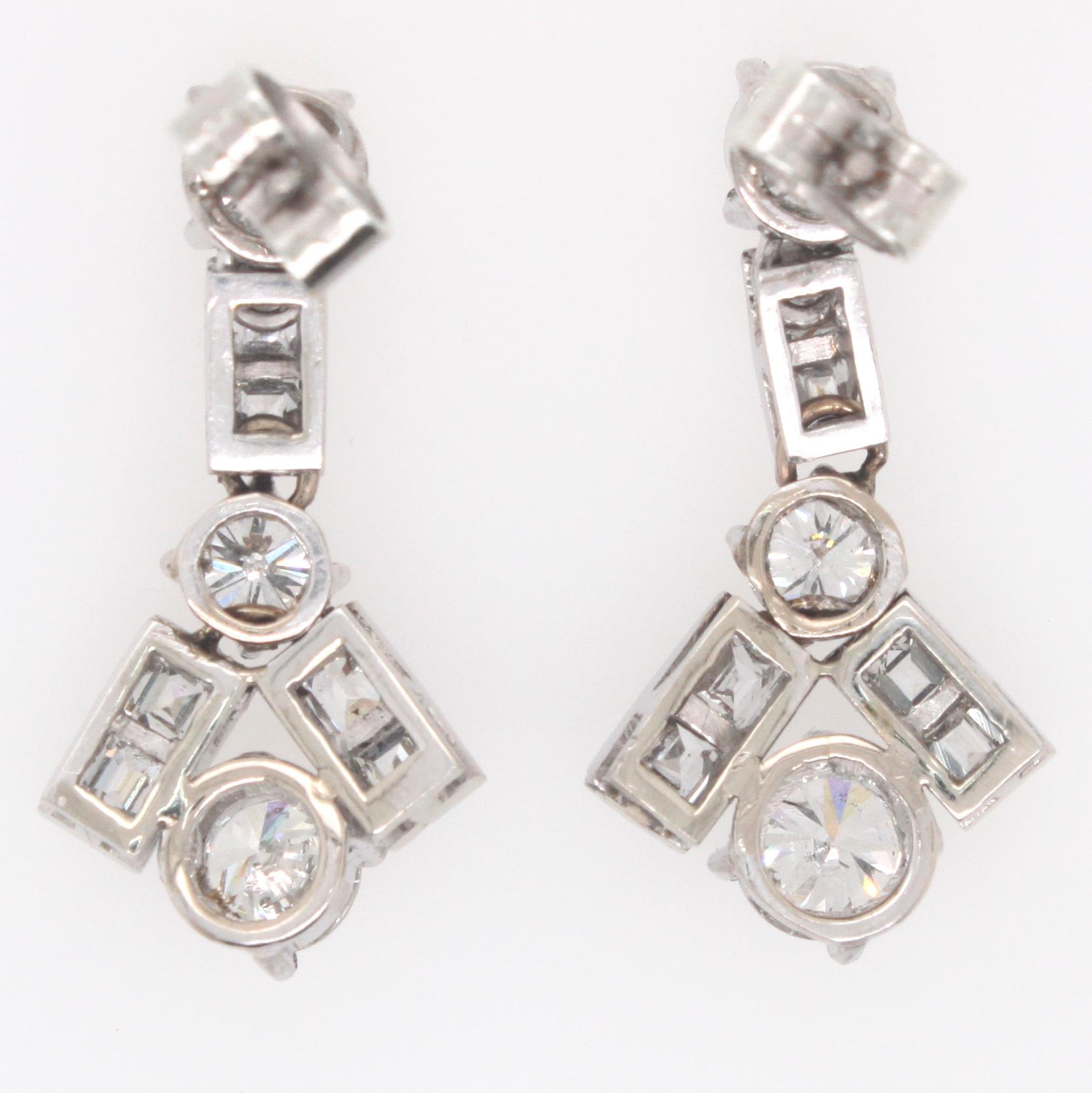 Taille ronde Boucles d'oreilles solitaires géométriques en diamants, années 1960 en vente