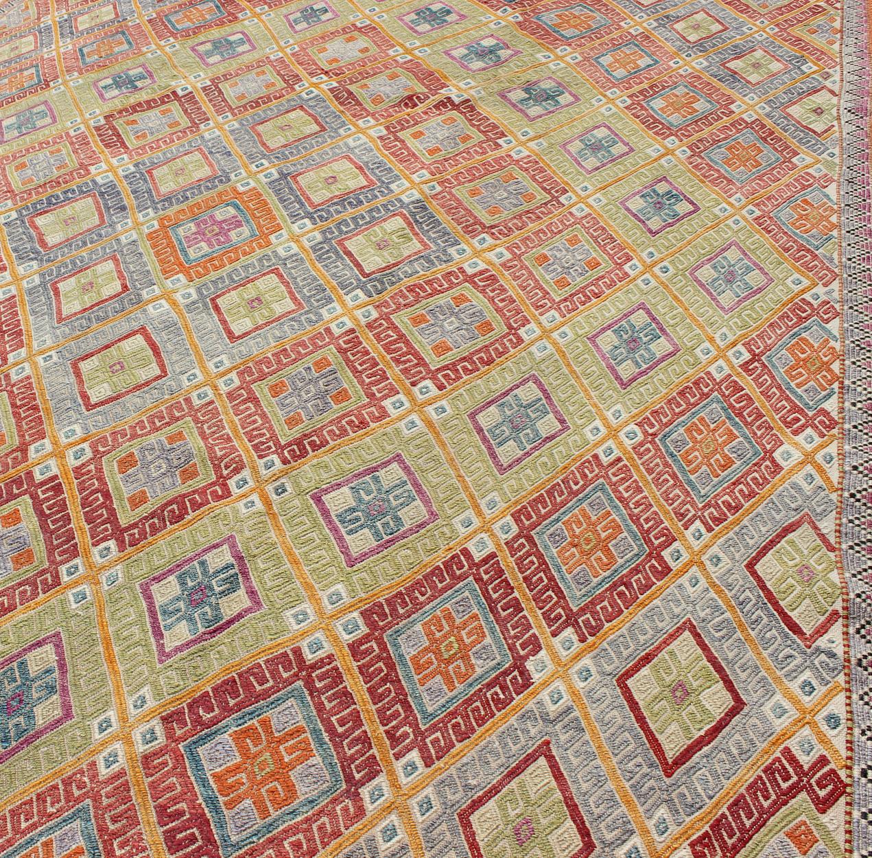 Geometrischer türkischer Kelim-Teppich im Vintage-Stil mit Diamanten, leuchtend und farbenfroh im Angebot 3