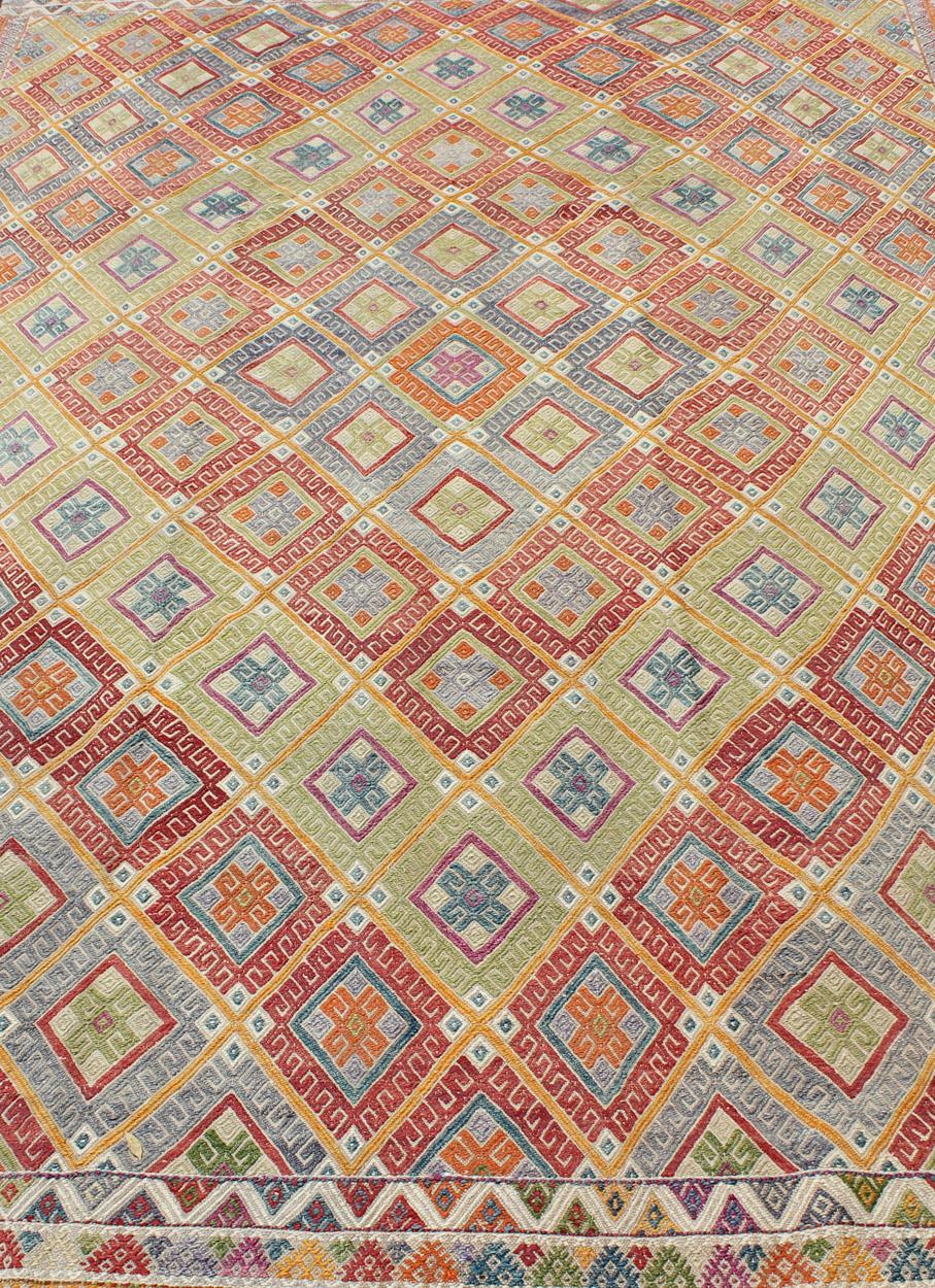 Geometrischer türkischer Kelim-Teppich im Vintage-Stil mit Diamanten, leuchtend und farbenfroh im Angebot 4